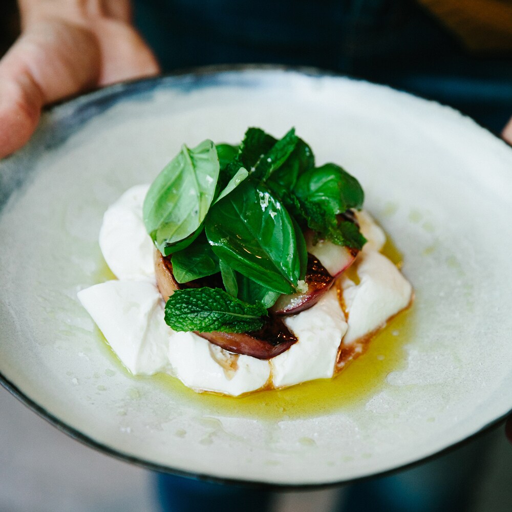 EDEN’S 5-INGREDIENT GRILLED PEACH AND BURRATA SALAD
