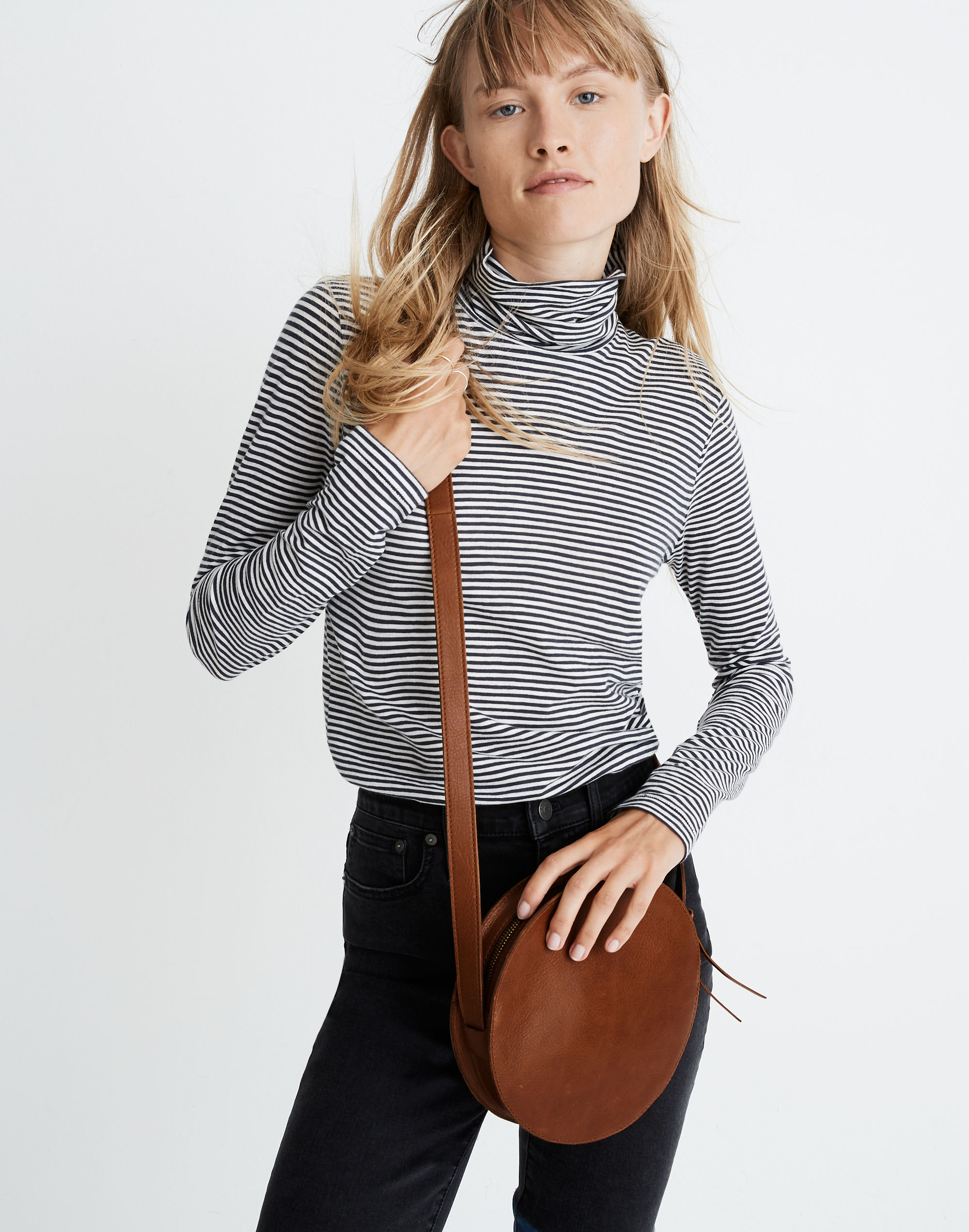 The Simple Circle Crossbody Bag in Leather