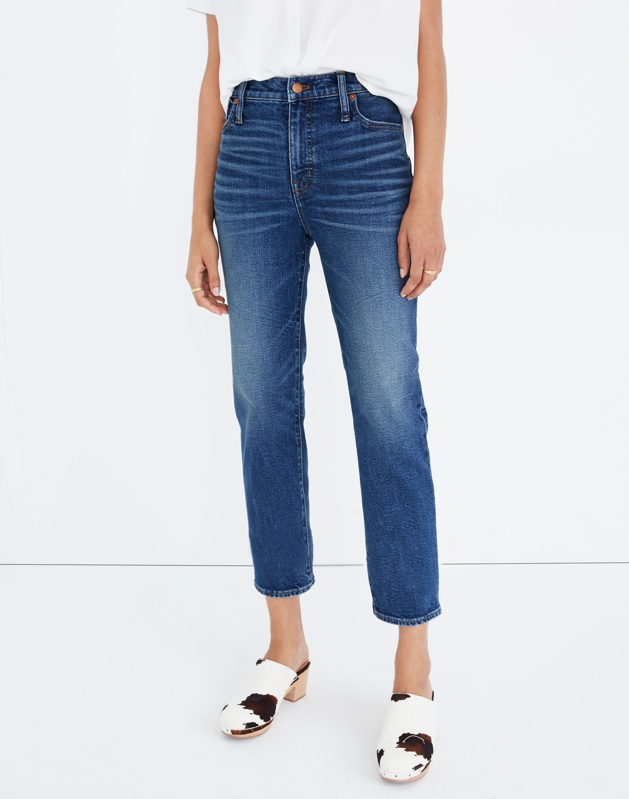 Mid-Rise Classic Straight Jeans in Carsondale Wash