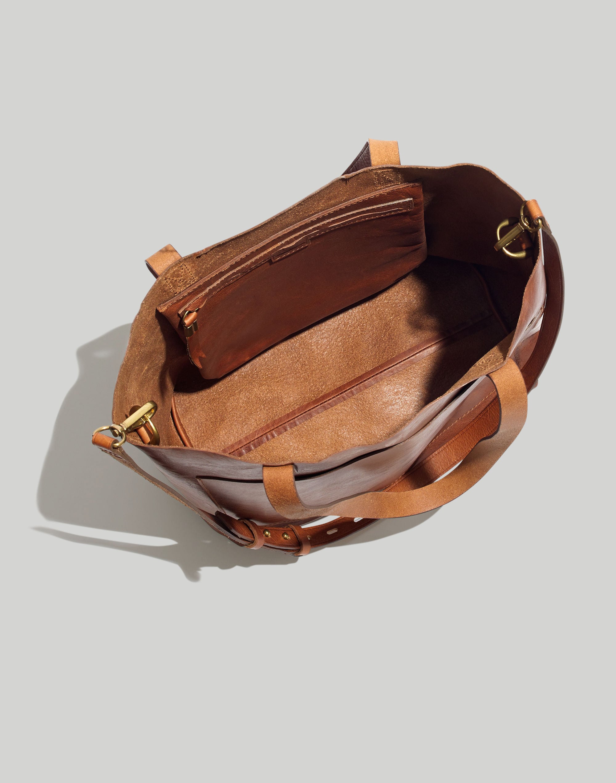 The Medium Transport Tote in english saddle image 2