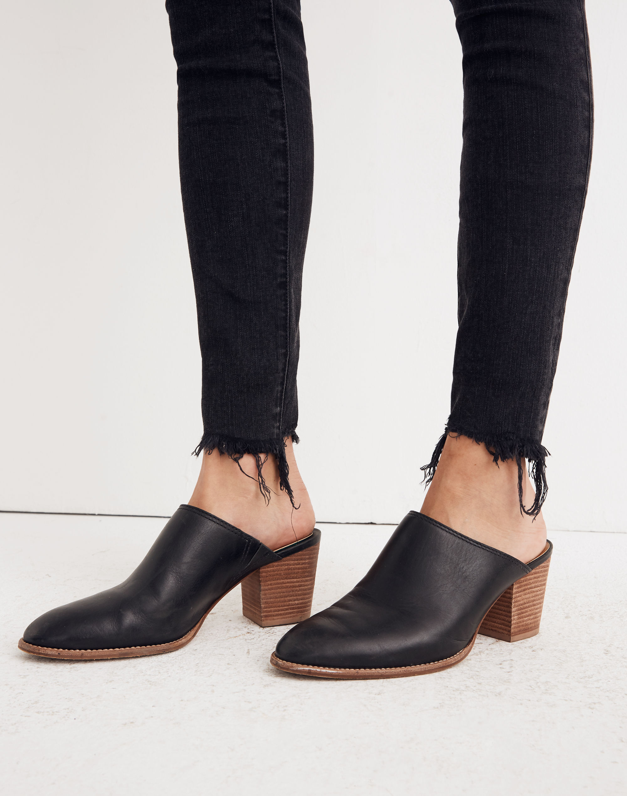 9" Mid-Rise Skinny Jeans in Berkeley Black: Button-Through Edition