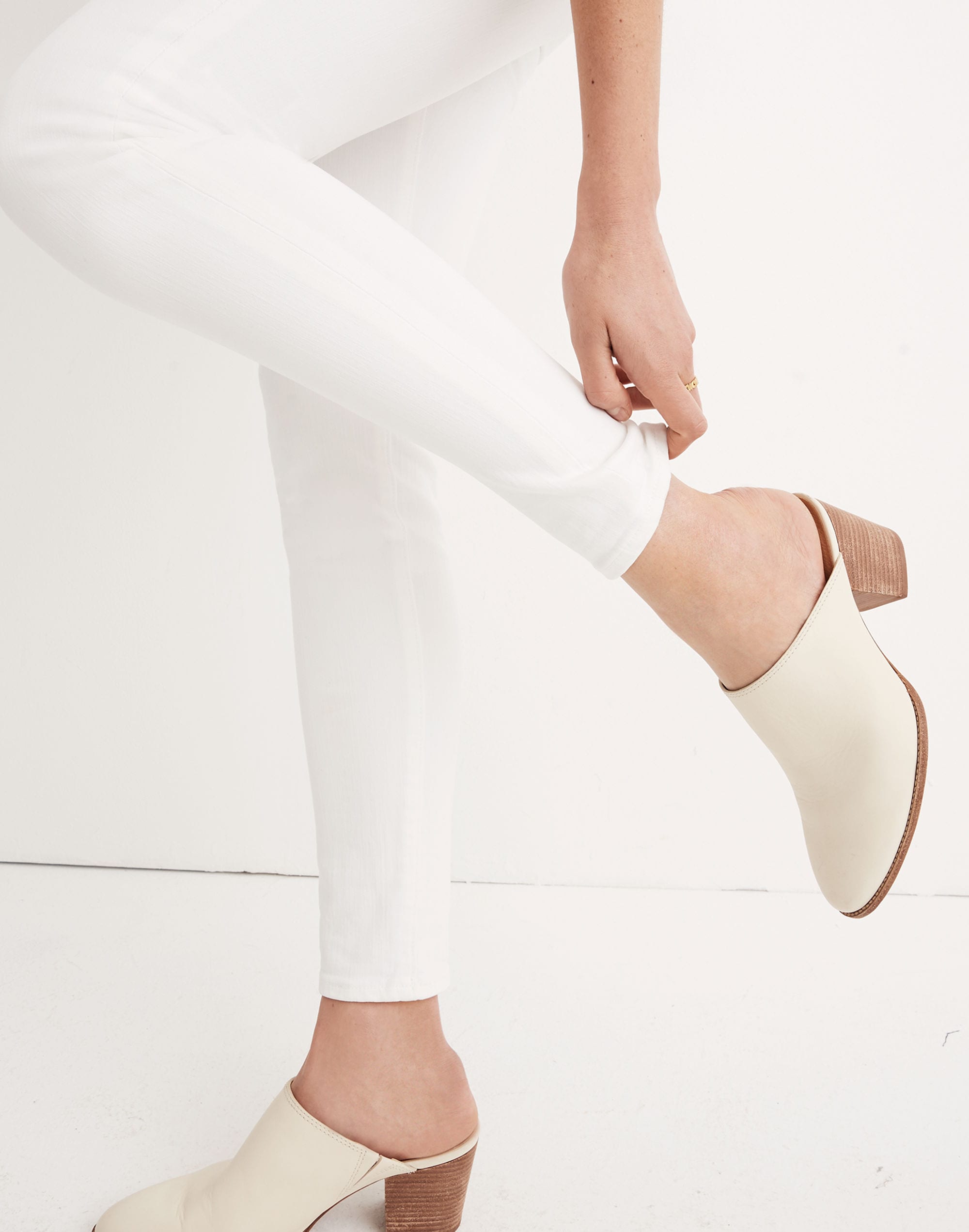 9" Mid-Rise Skinny Jeans in Pure White