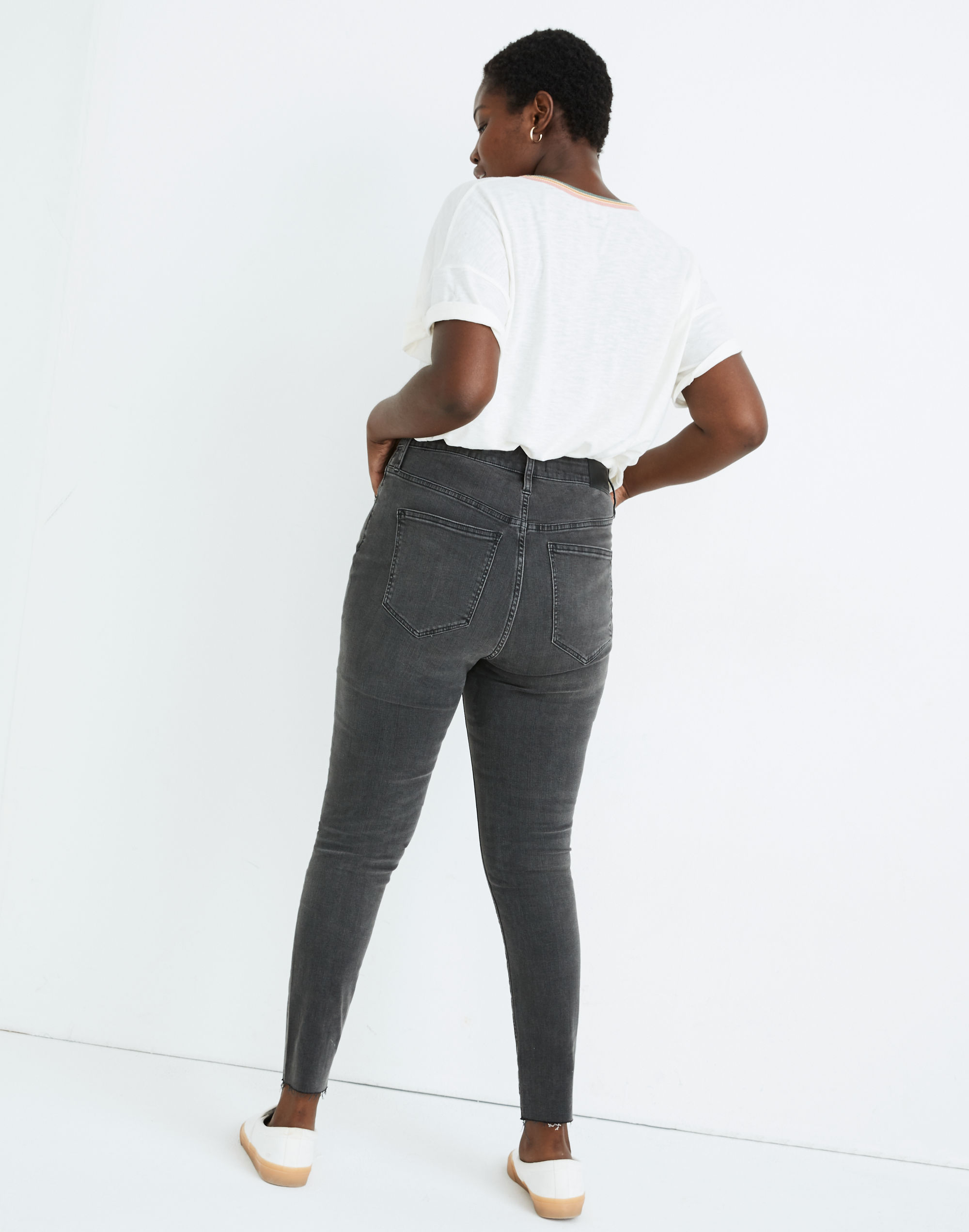 Petite Curvy High-Rise Skinny Jeans in Black Sea