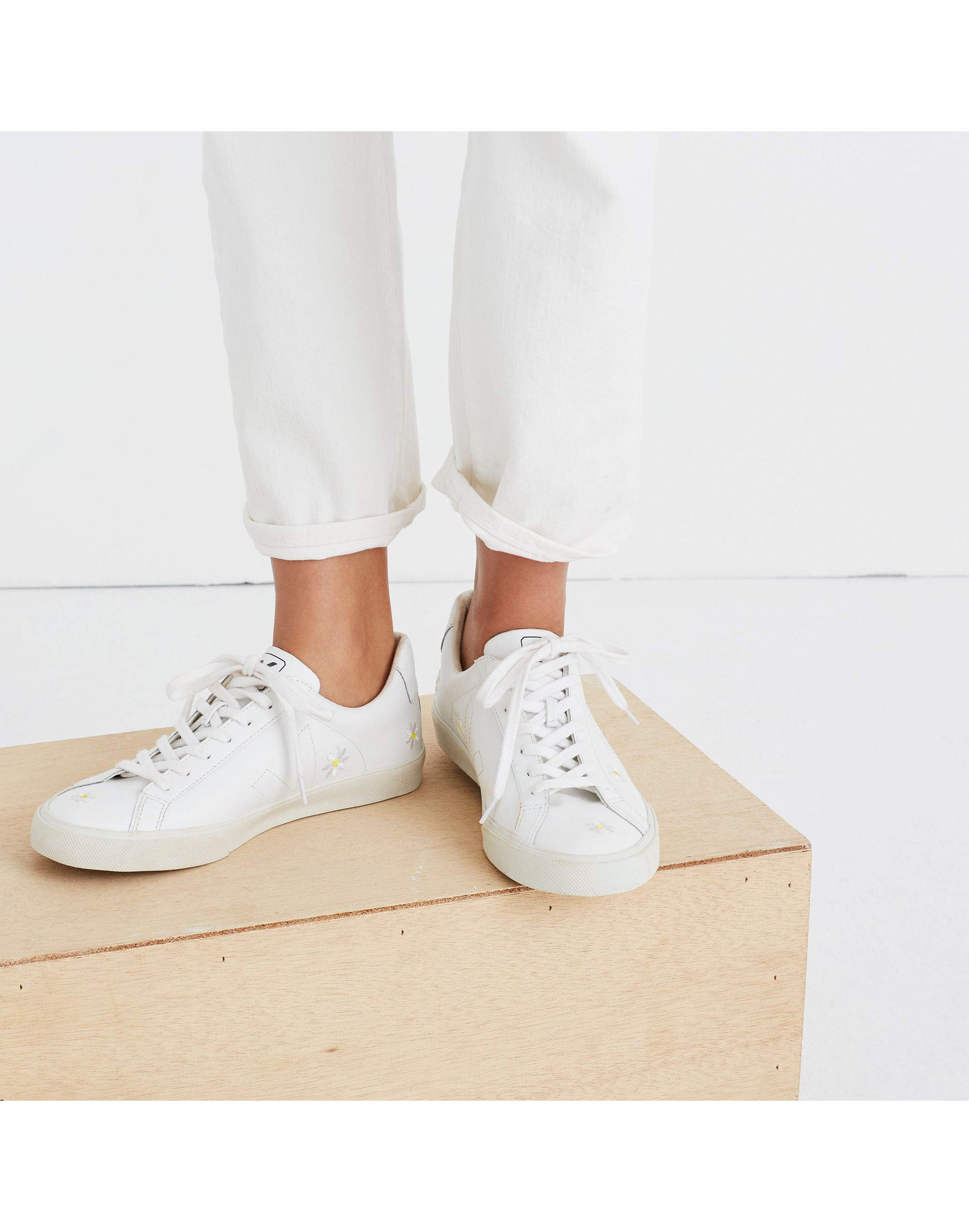 Madewell x Veja&trade; Esplar Low Sneakers in Embroidered Daisies