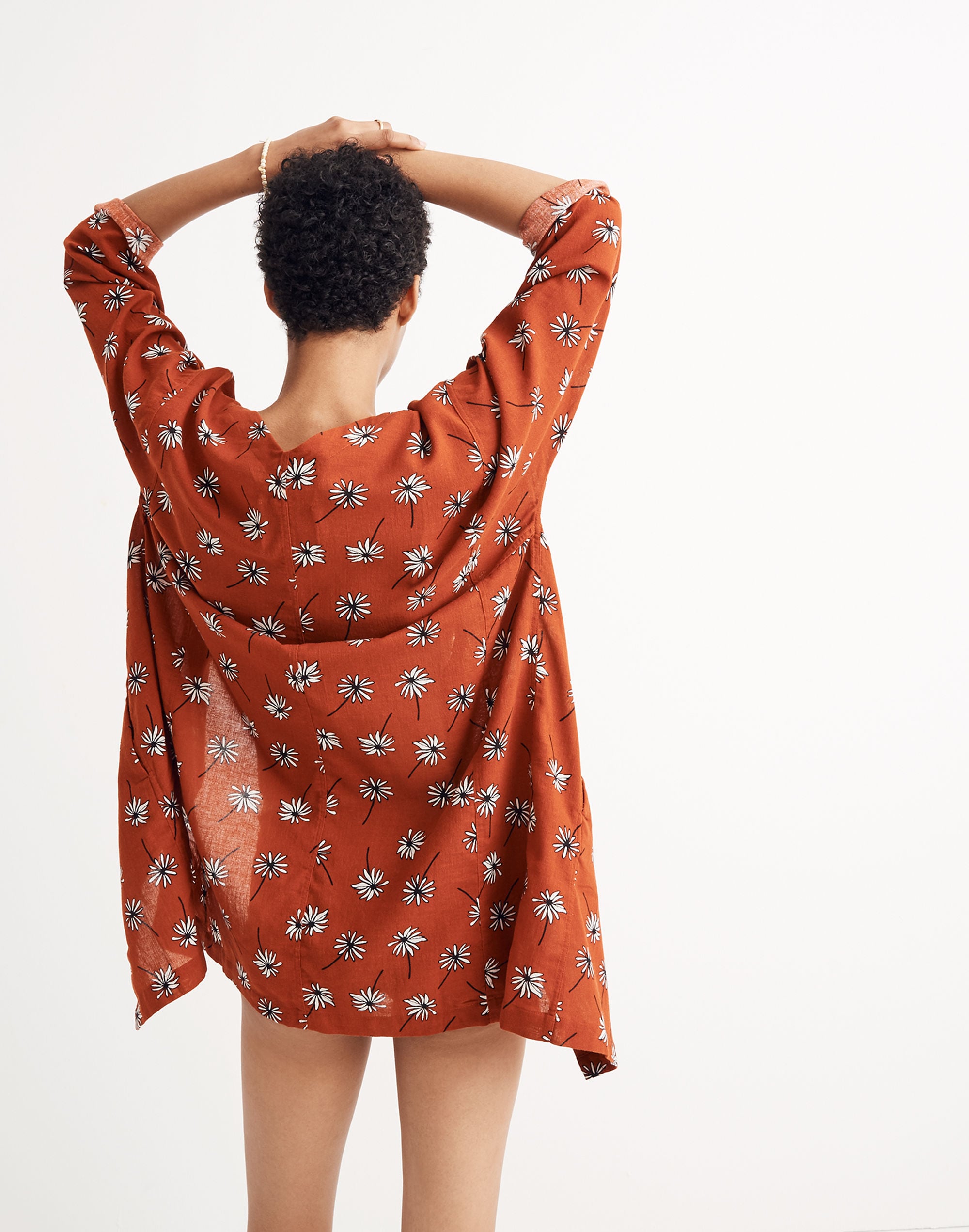 Maldives Cover-Up Robe in Fresh Daisies