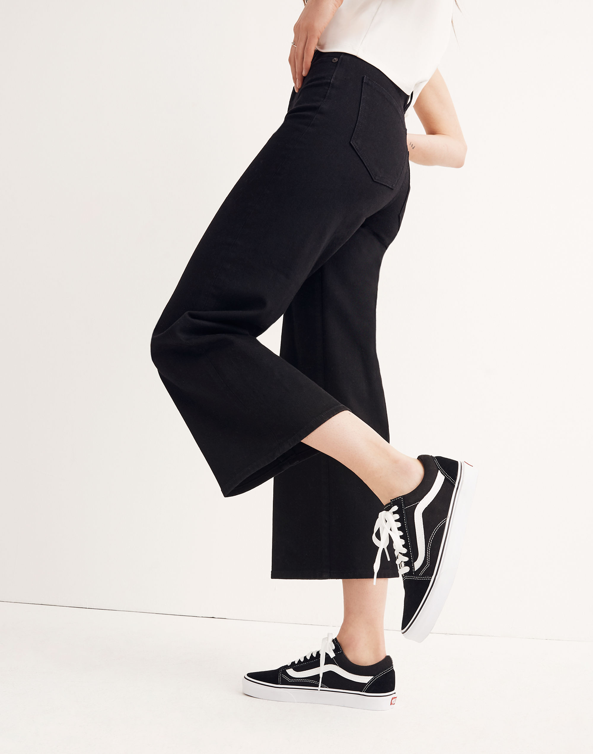 Wide-Leg Crop Jeans in Black Frost