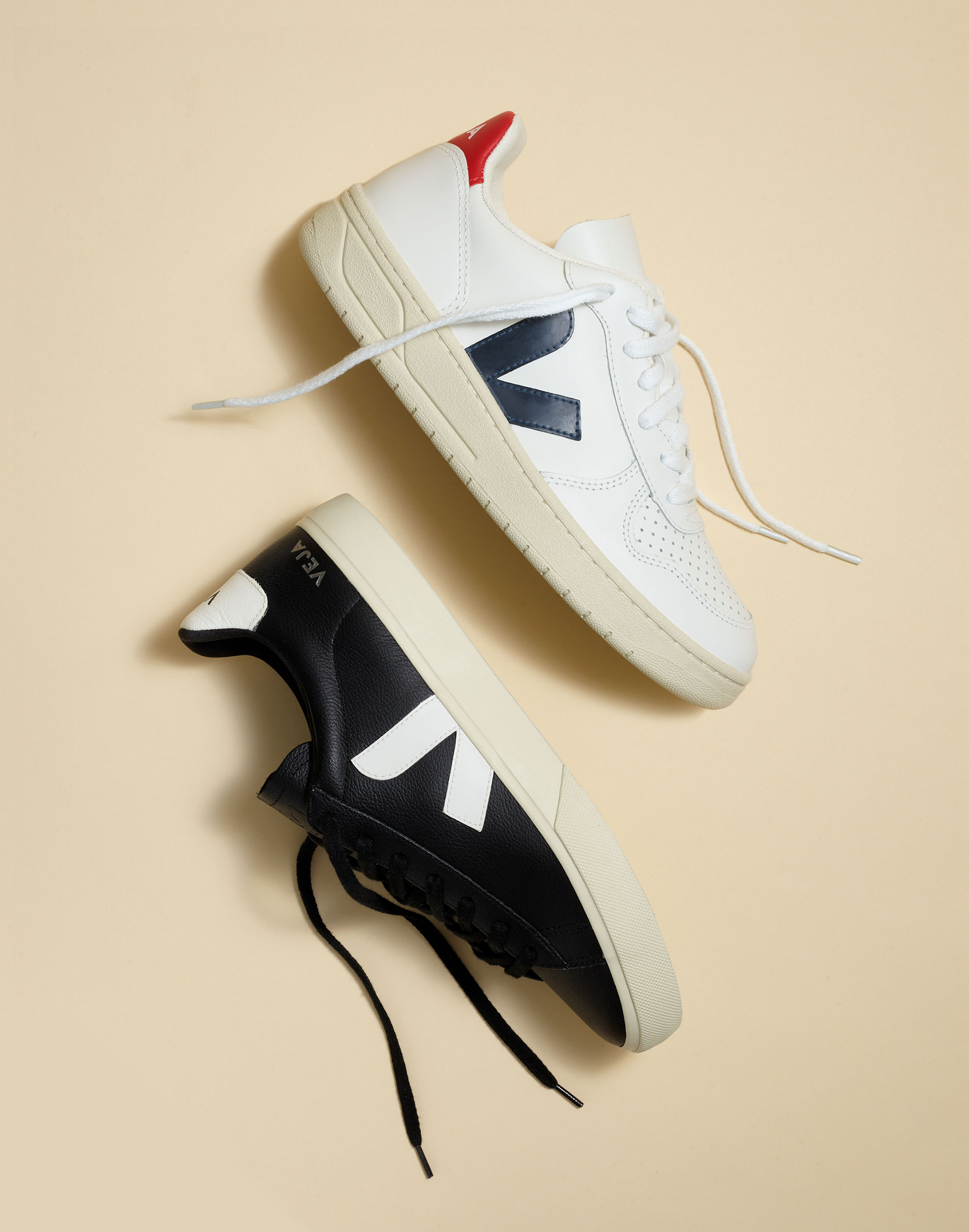 Veja&trade; Men's V-10 Sneakers