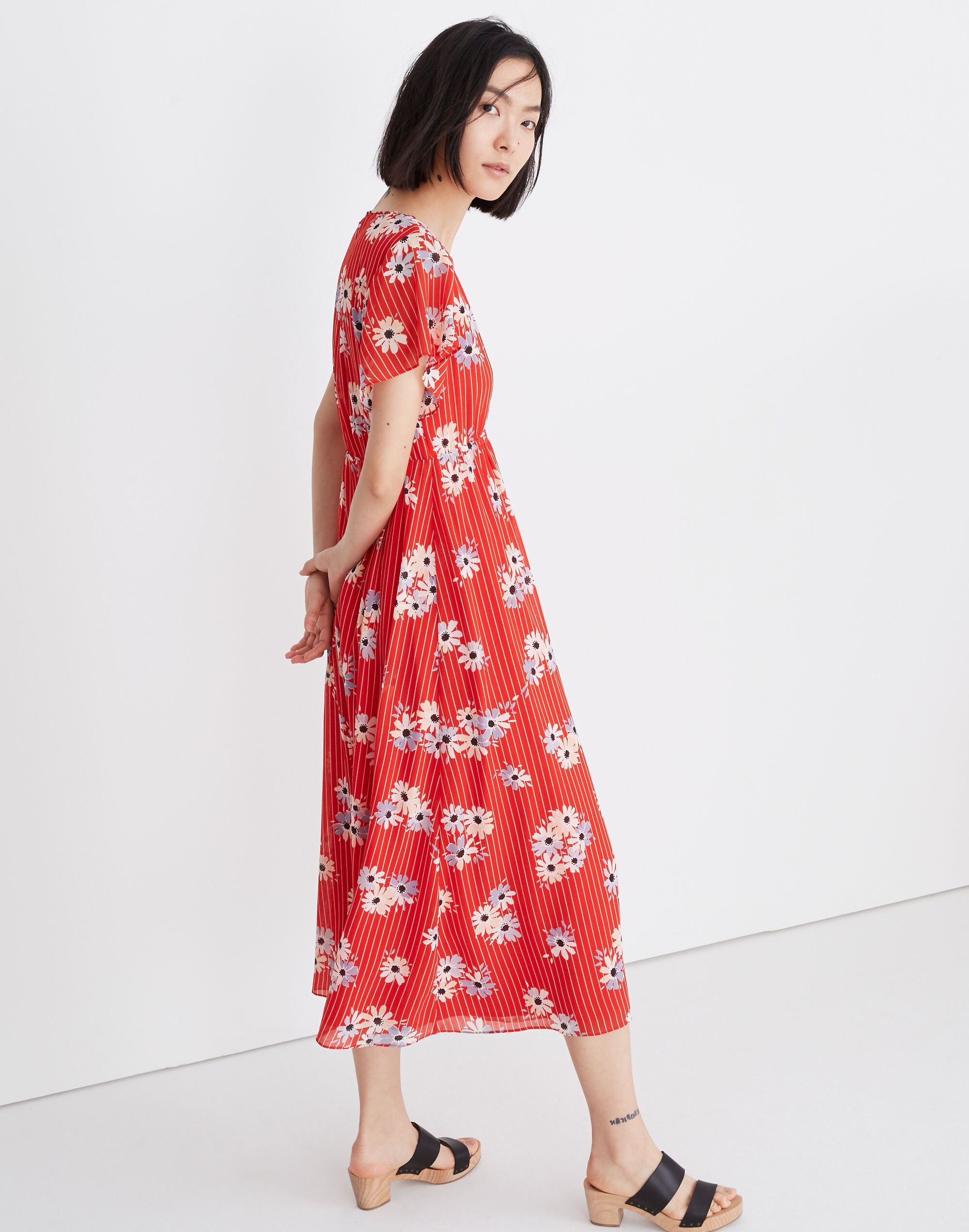 Scalloped Flutter-Sleeve Midi Dress in Daisy Society