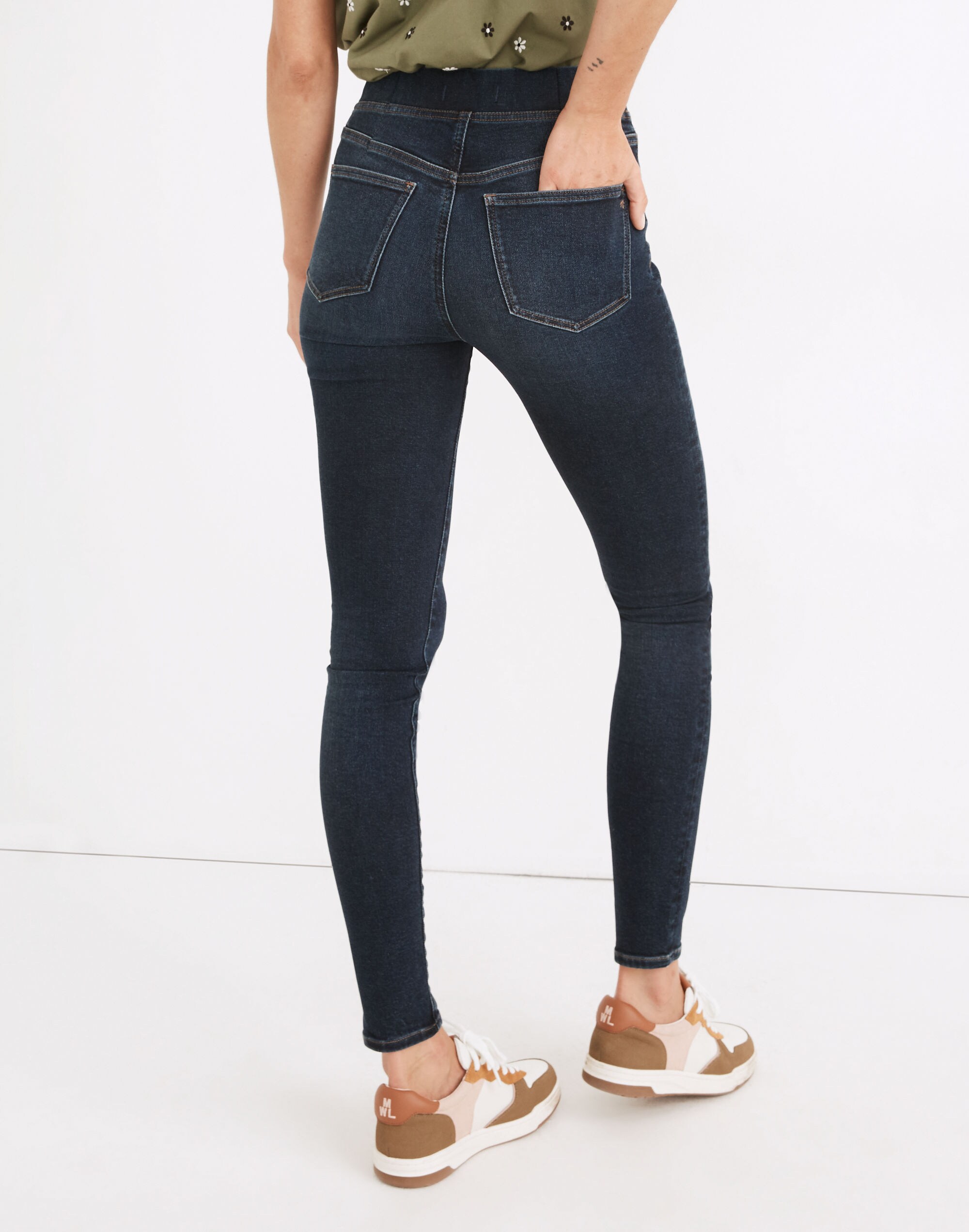 Pull-On Skinny Jeans in Wisteria Wash