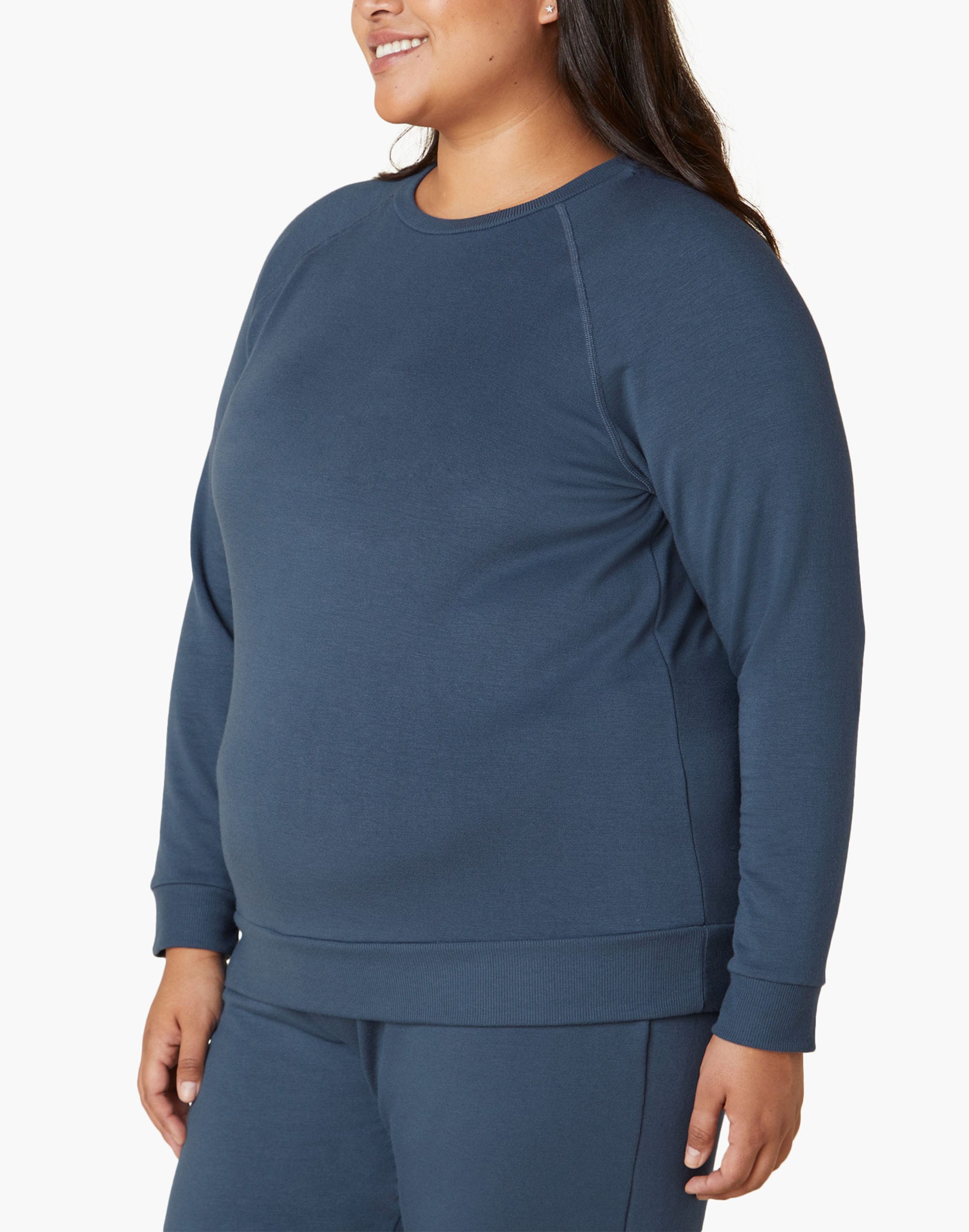 beyond yoga plus cozy fleece favorite raglan crew sweatshirt