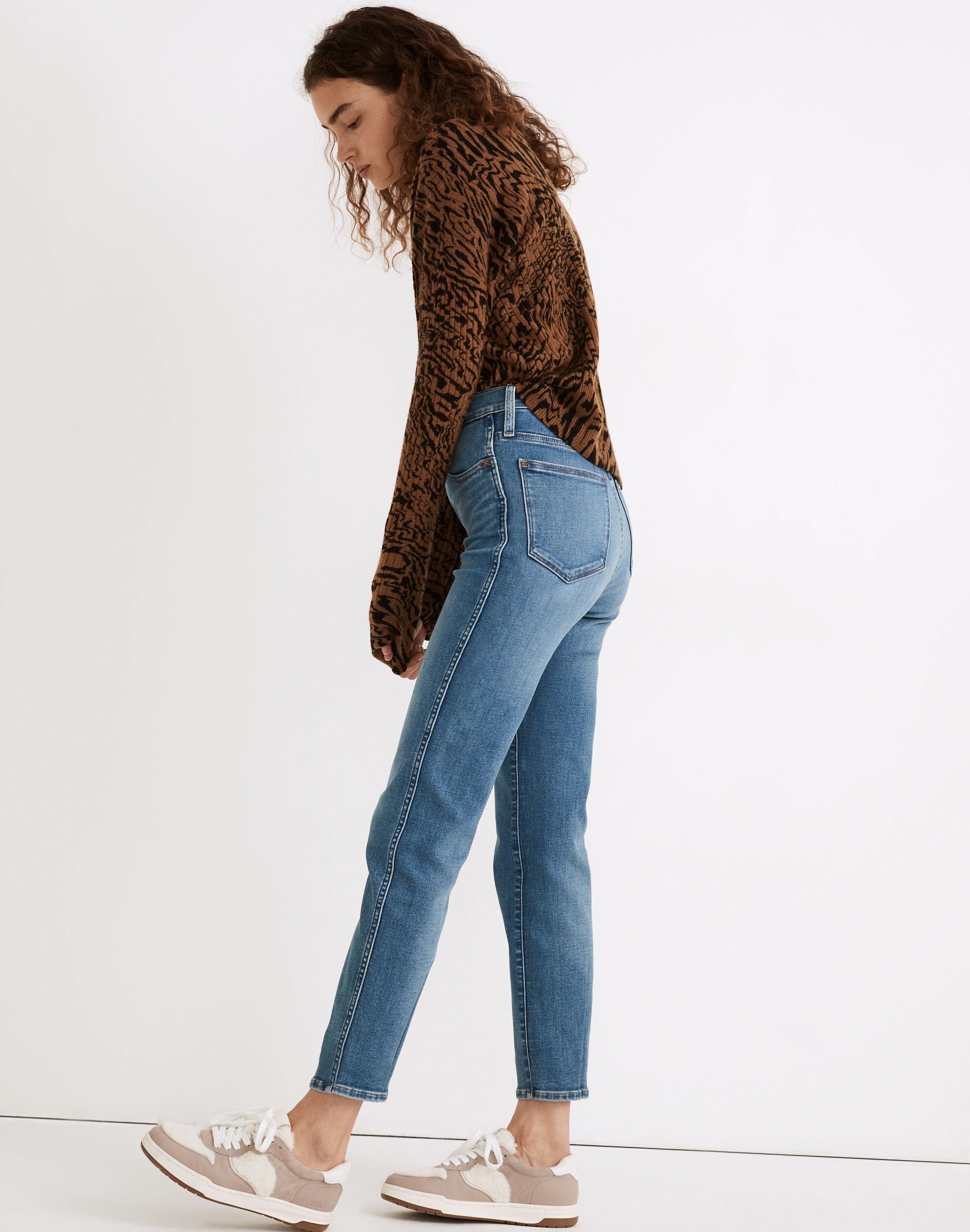 High-Rise Slim Straight Jeans in Arverne Wash
