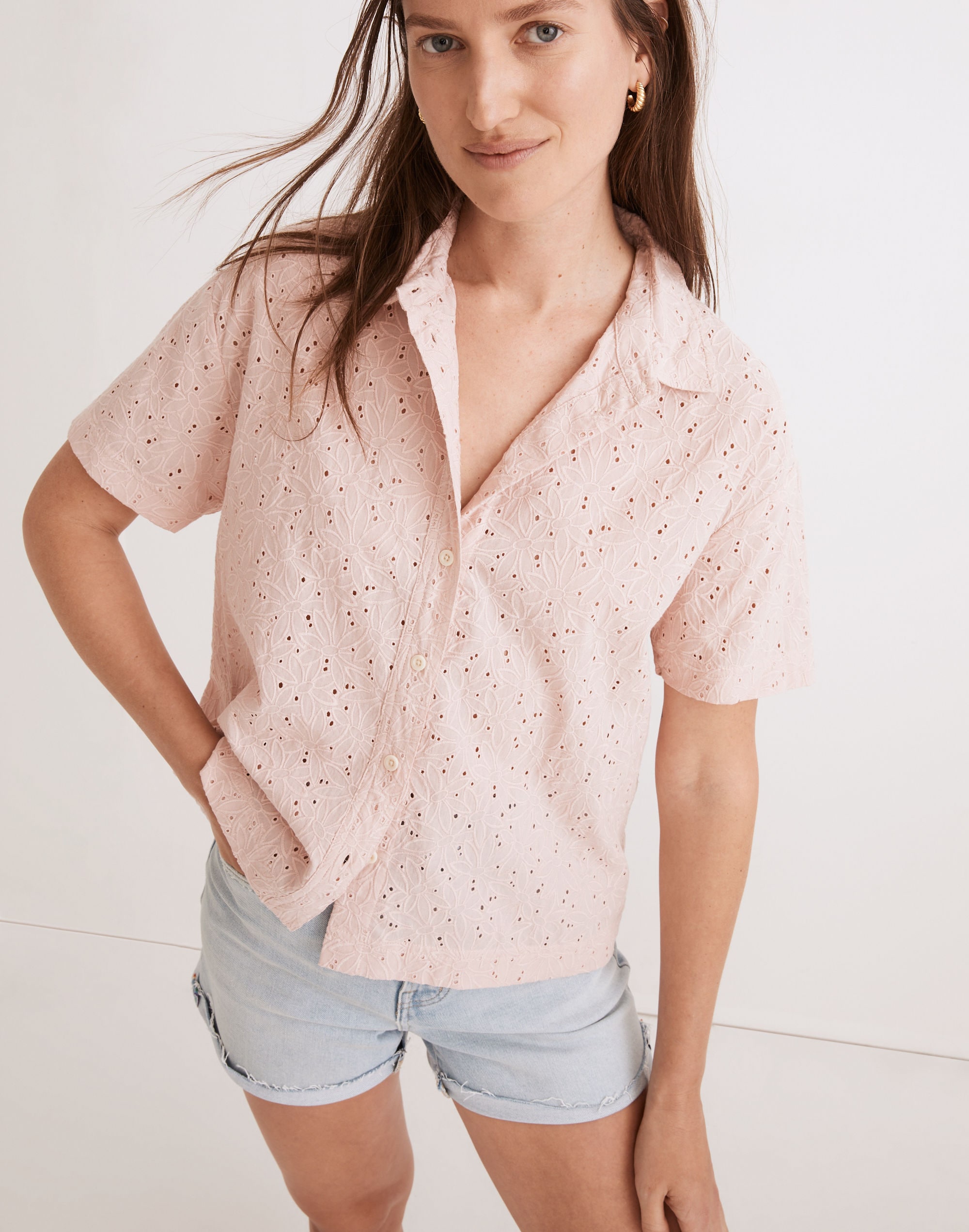 eyelet beachside shirt in dream-on daisies
