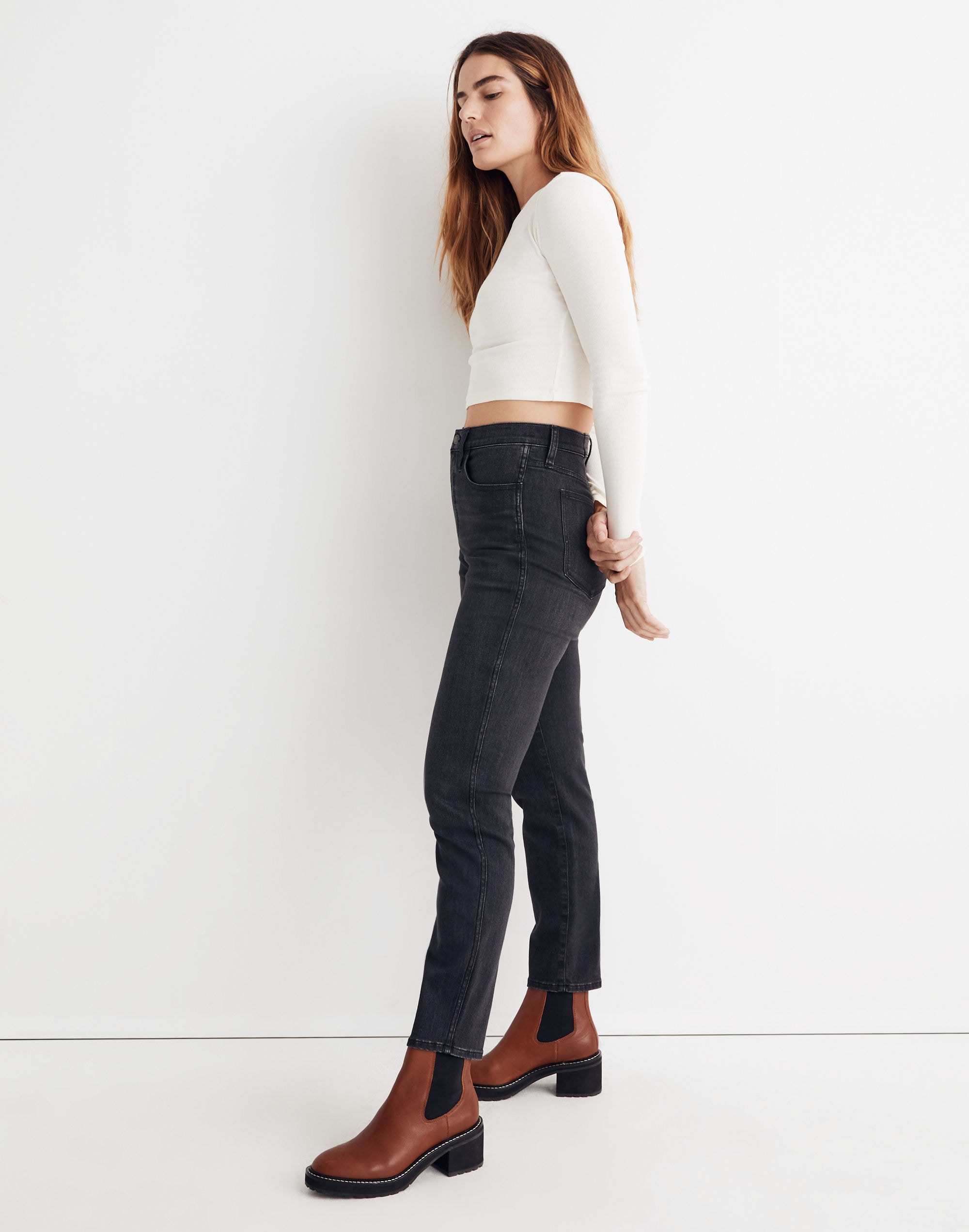 Petite High-Rise Slim Straight Jeans in Richgrove Wash