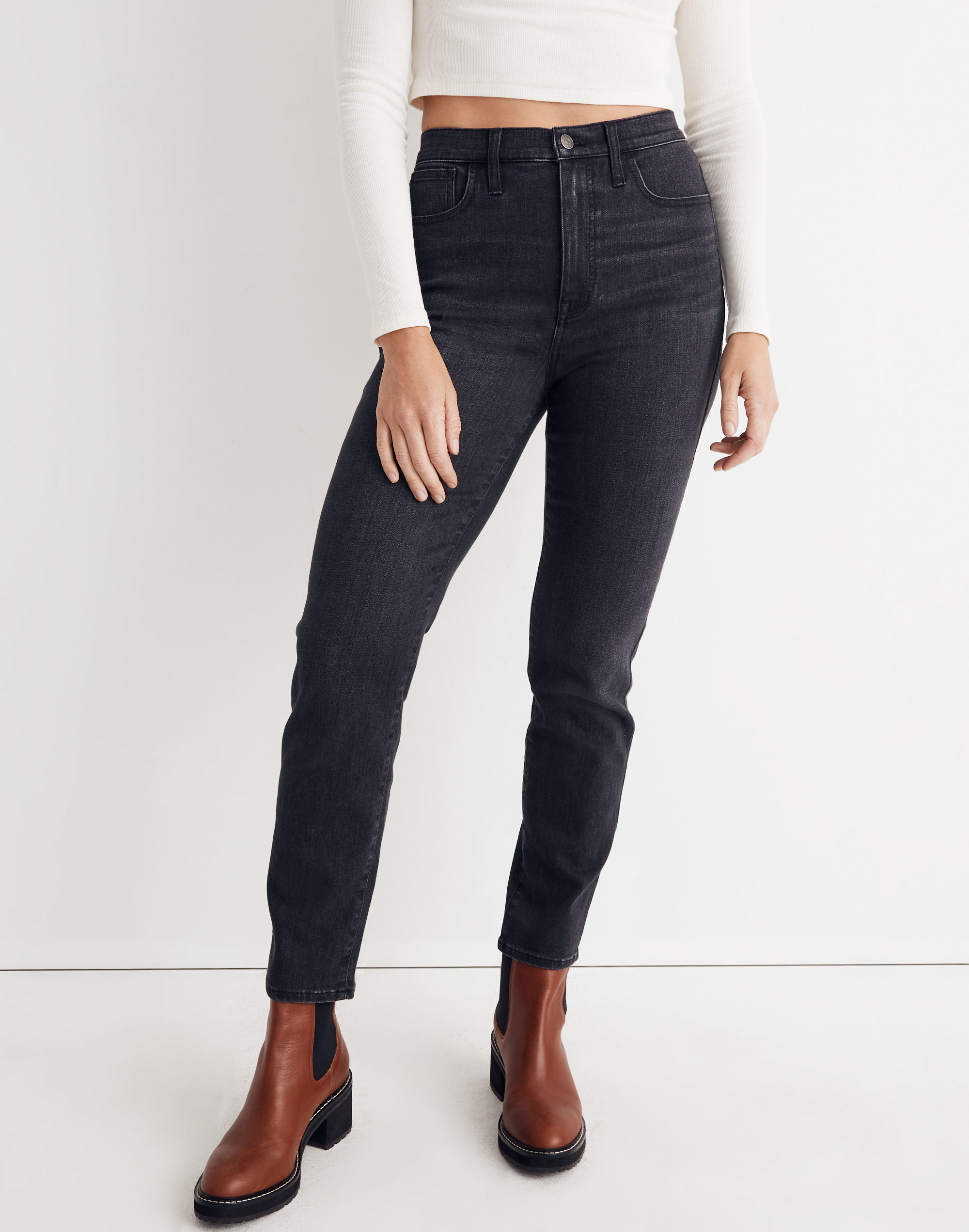 Petite High-Rise Slim Straight Jeans in Richgrove Wash