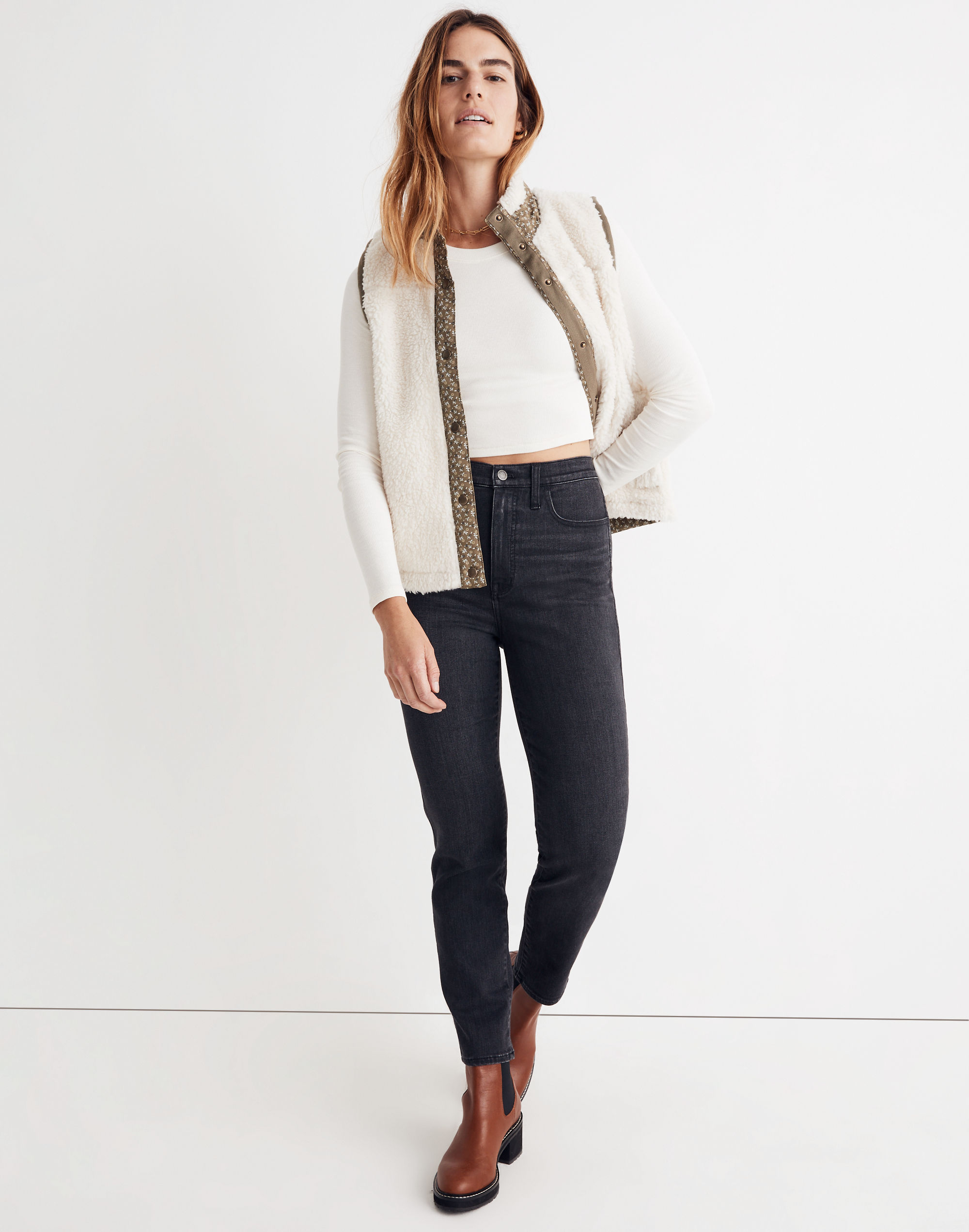 High-Rise Slim Straight Jeans in Richgrove Wash