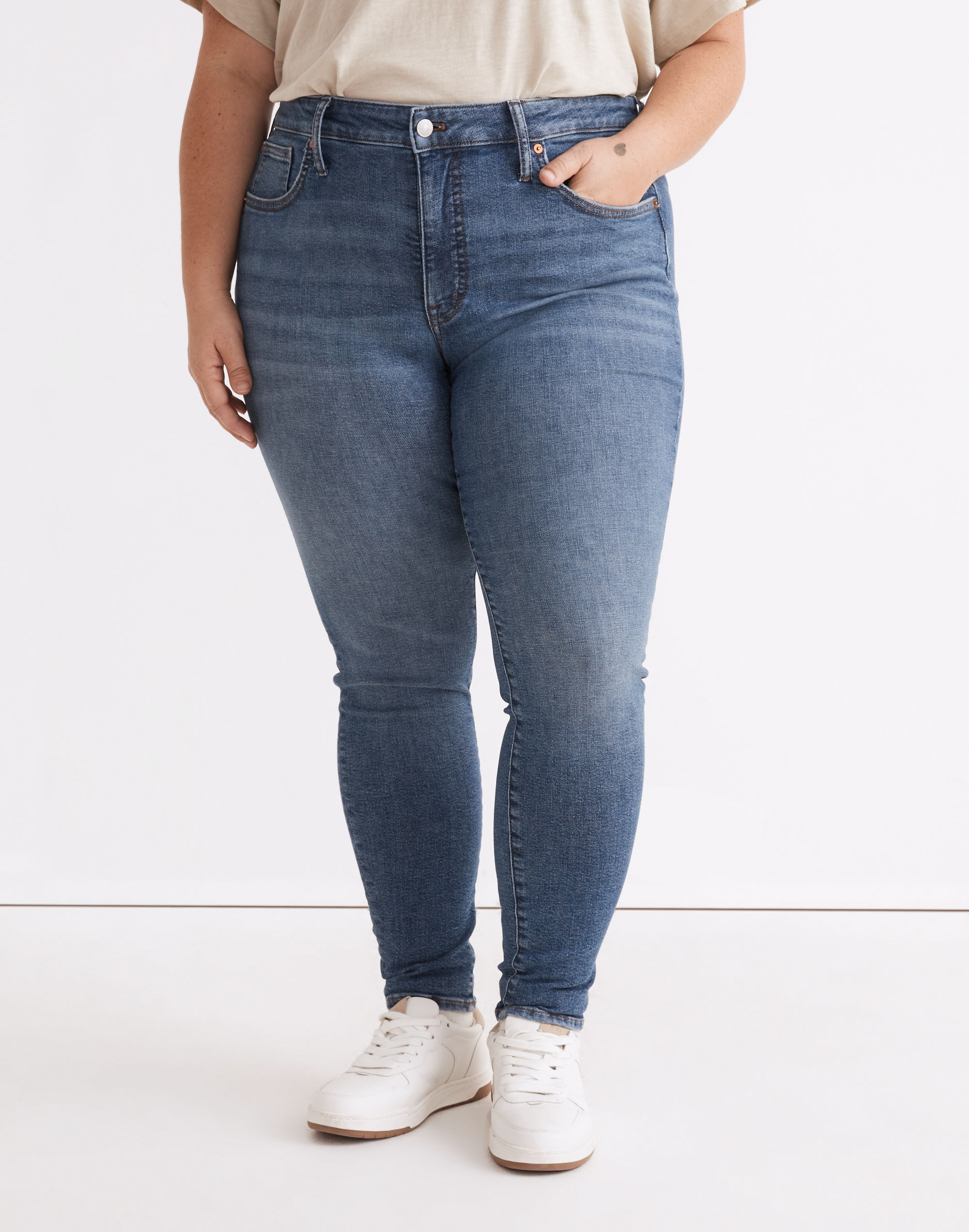 Plus 9" Mid-Rise Skinny Jeans in Heathfield Wash
