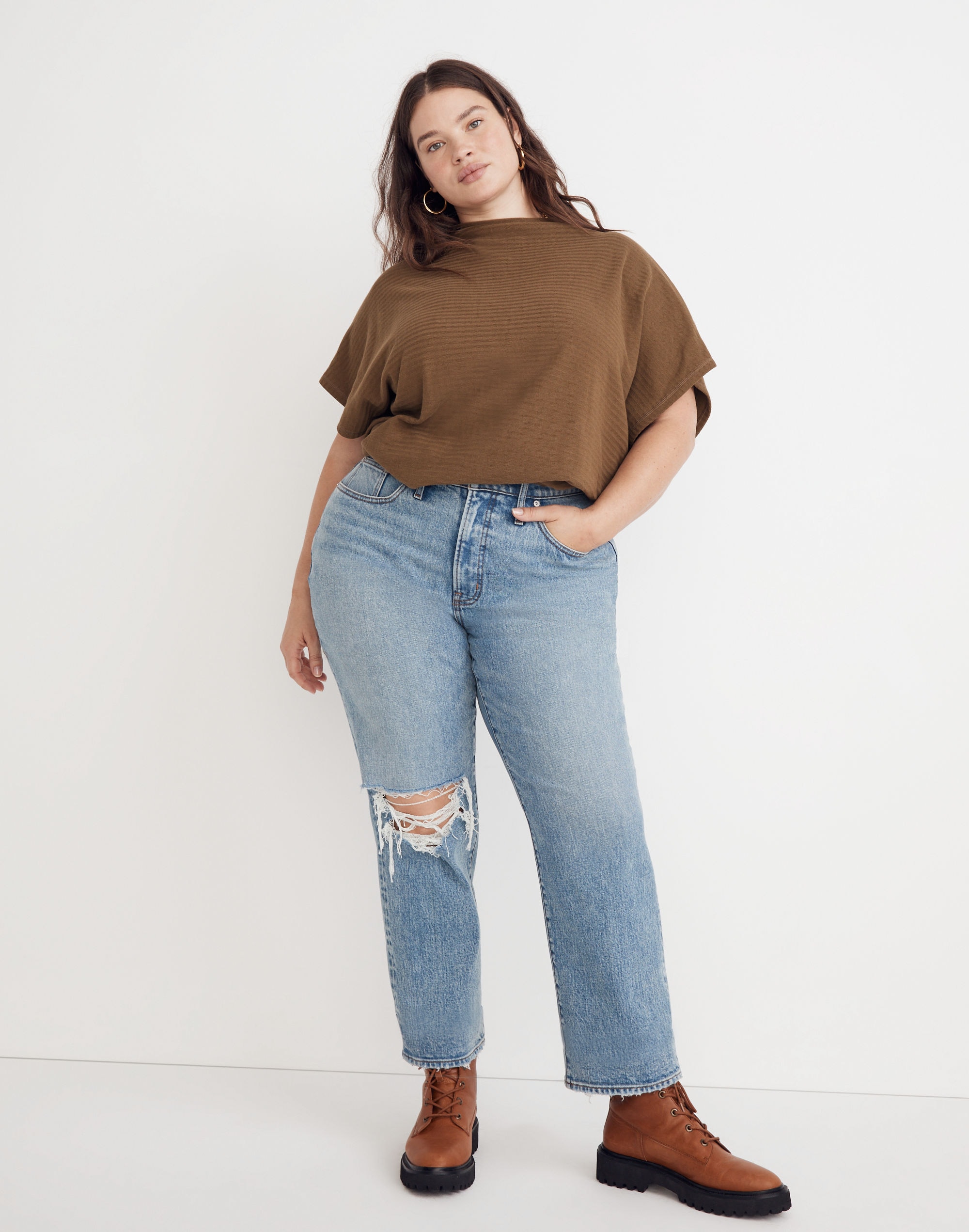 The Plus Curvy Perfect Vintage Straight Jean in Kingsbury Wash: Ripped Knee Edition
