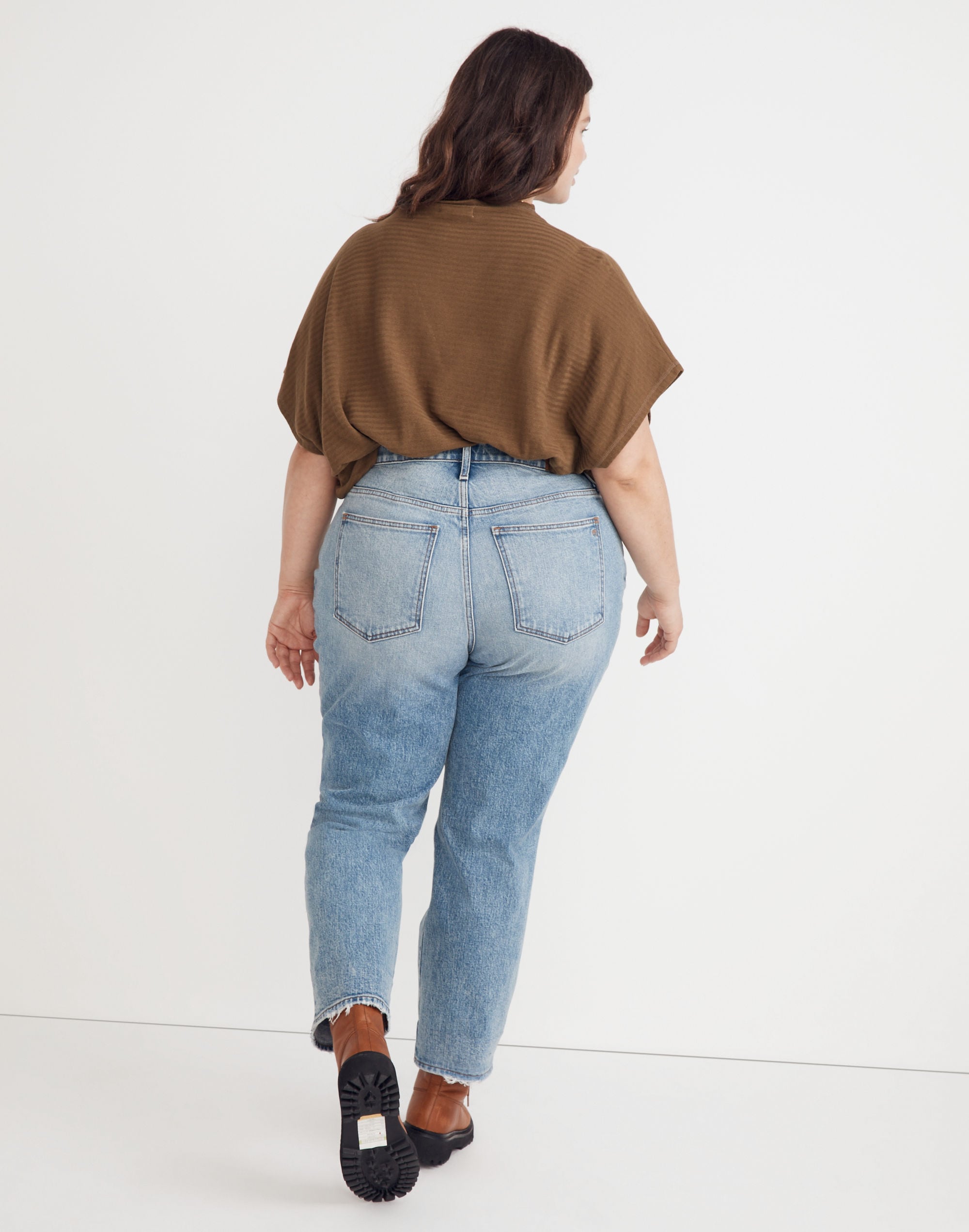The Plus Curvy Perfect Vintage Straight Jean in Kingsbury Wash: Ripped Knee Edition
