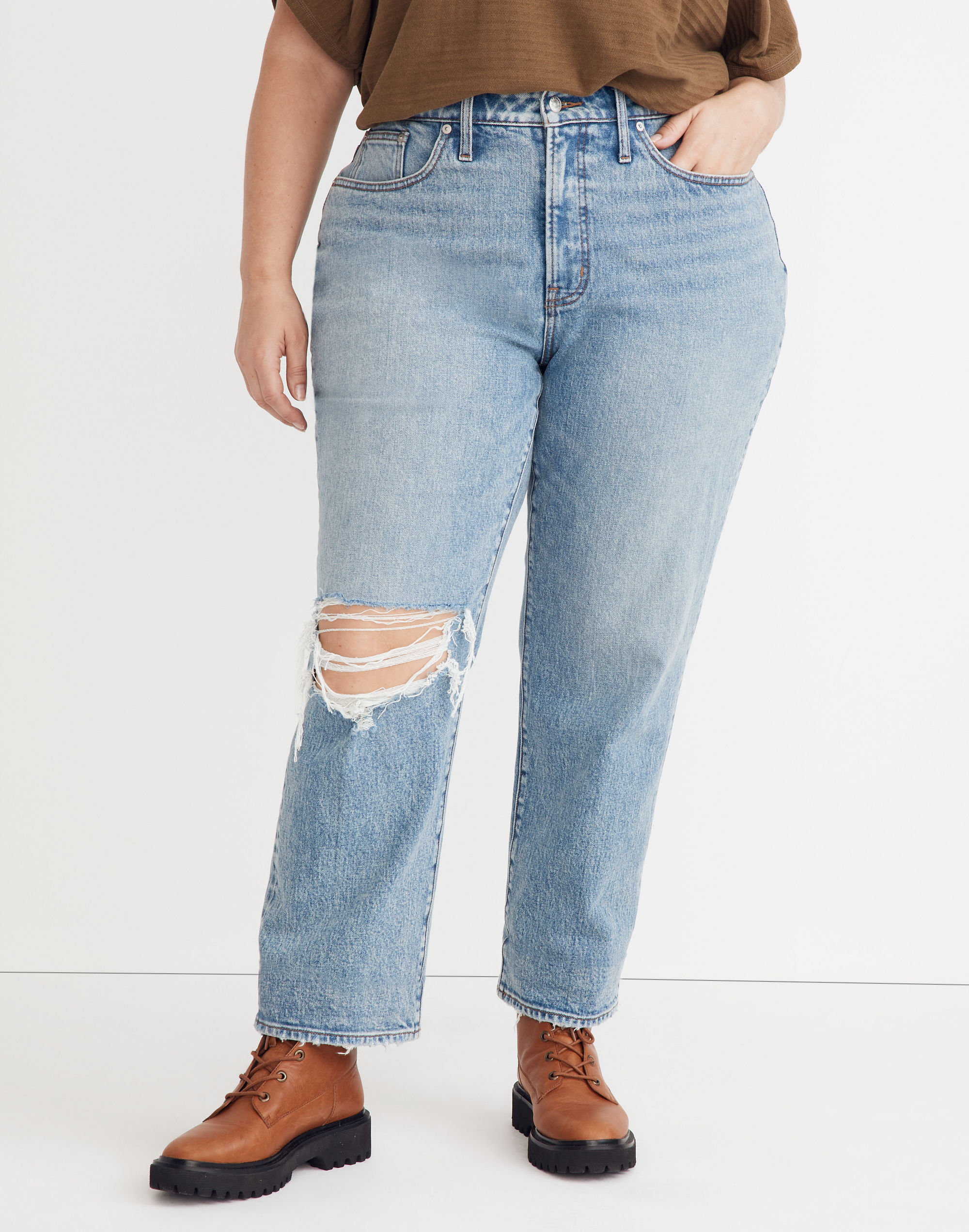 The Plus Curvy Perfect Vintage Straight Jean in Kingsbury Wash: Ripped Knee Edition