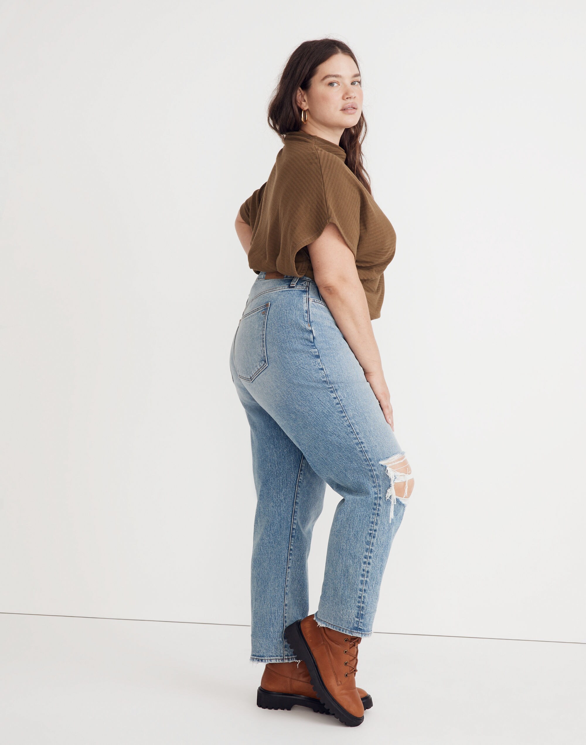 The Plus Curvy Perfect Vintage Straight Jean in Kingsbury Wash: Ripped Knee Edition