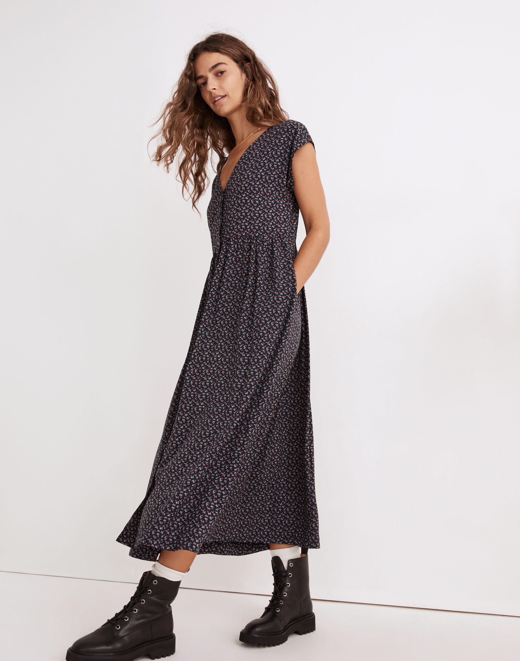 Button-Front Midi Dress in Campden Daisies in deep indigo image 2