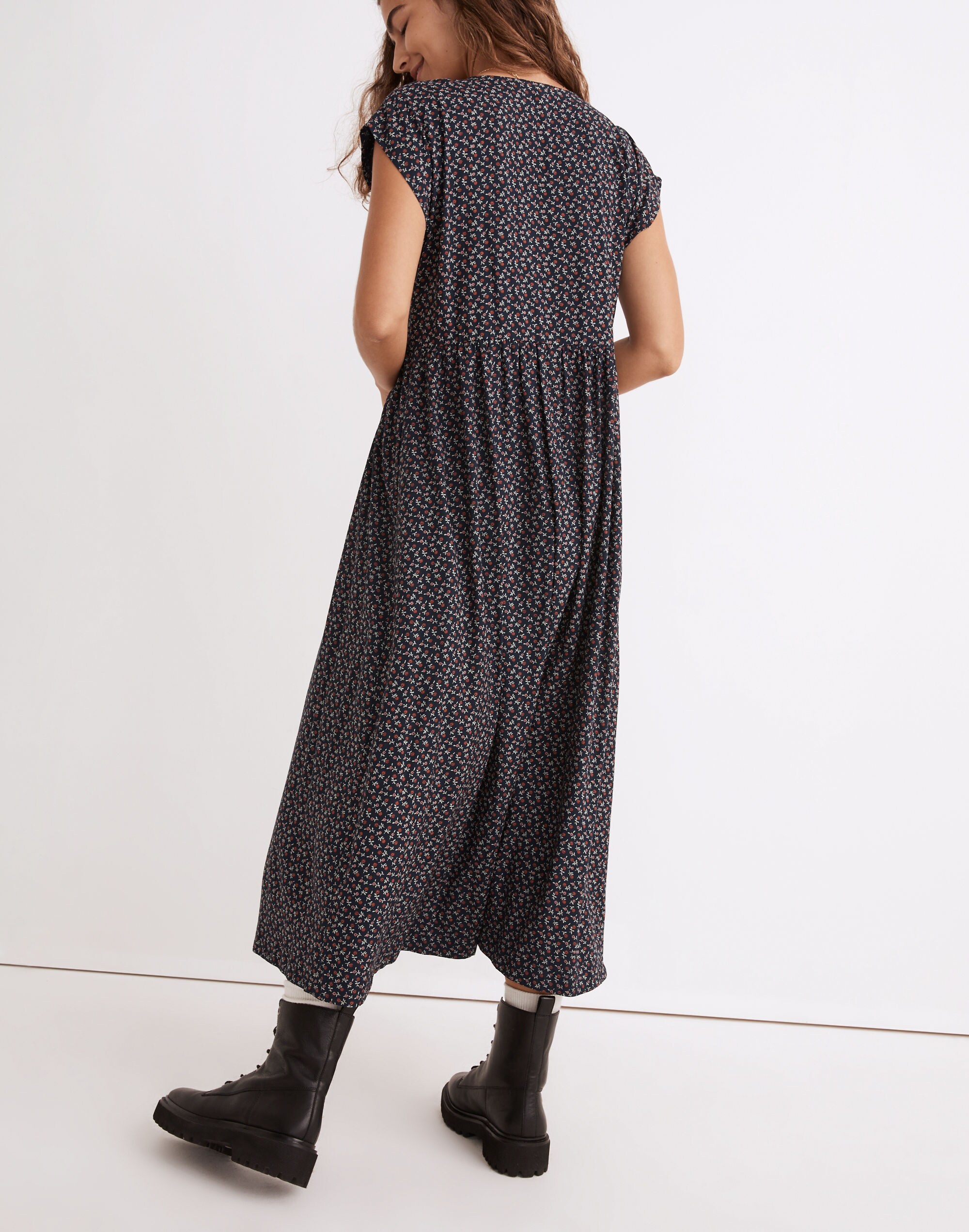 Button-Front Midi Dress in Campden Daisies in deep indigo image 3