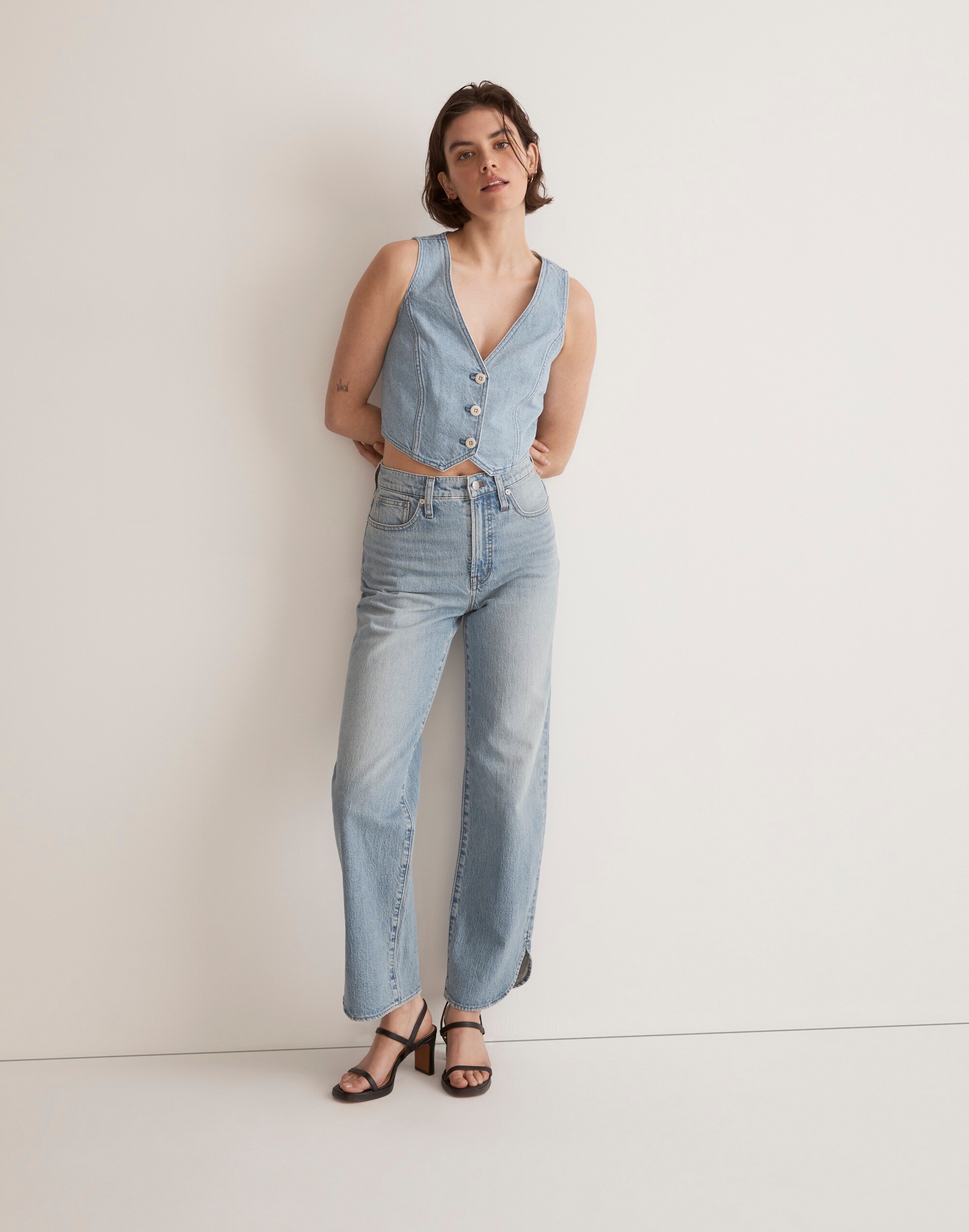 The Perfect Vintage Wide-Leg Jean in Reymond Wash: Dolphin Hem
