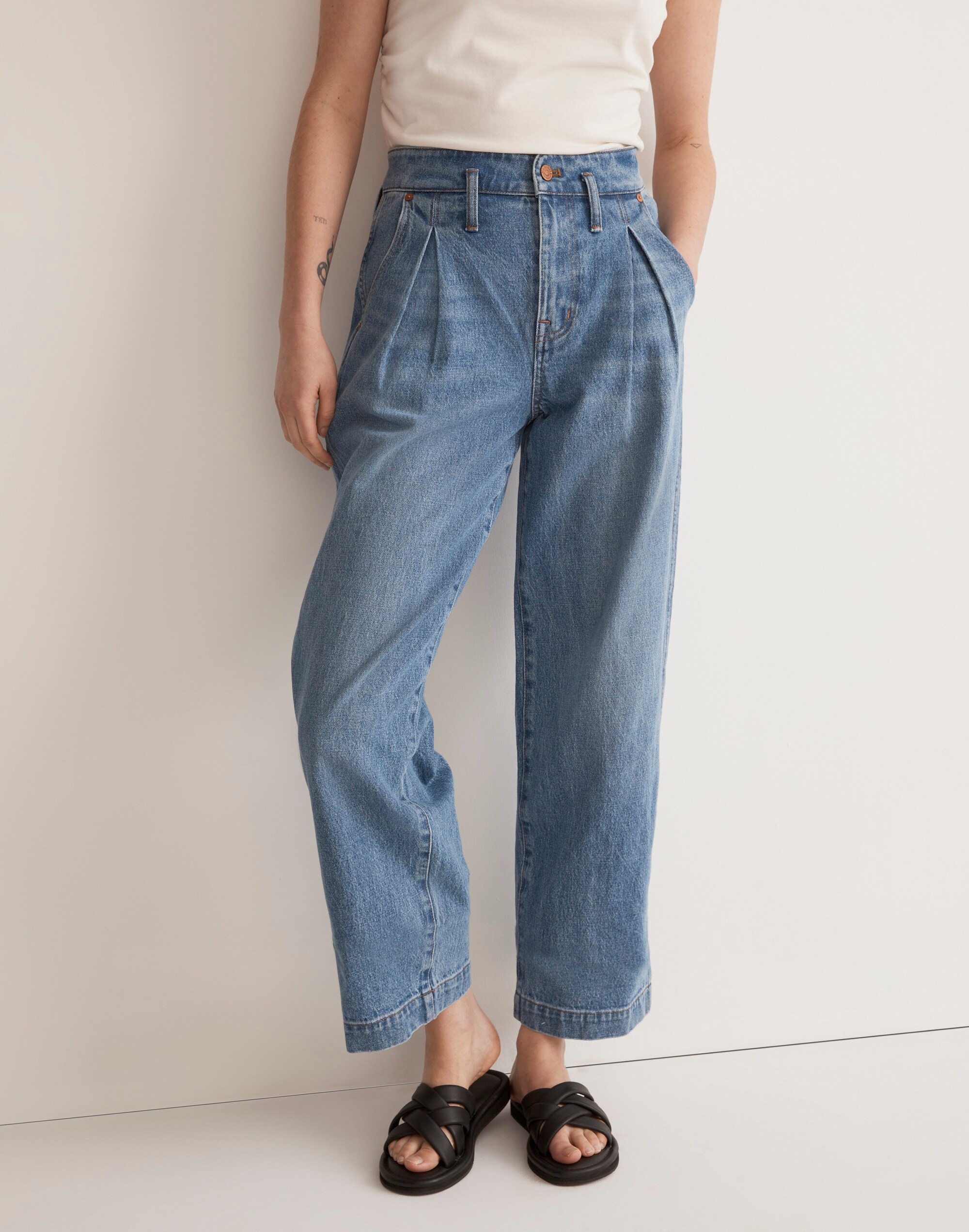 The Perfect Vintage Wide-Leg Crop Jean in Birchford Wash: Pleated Edition Alternate Image 1