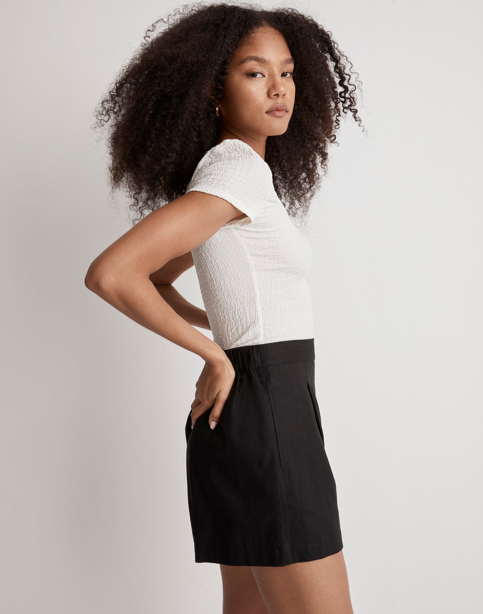 Clean Pull-On Shorts in Linen-Cotton