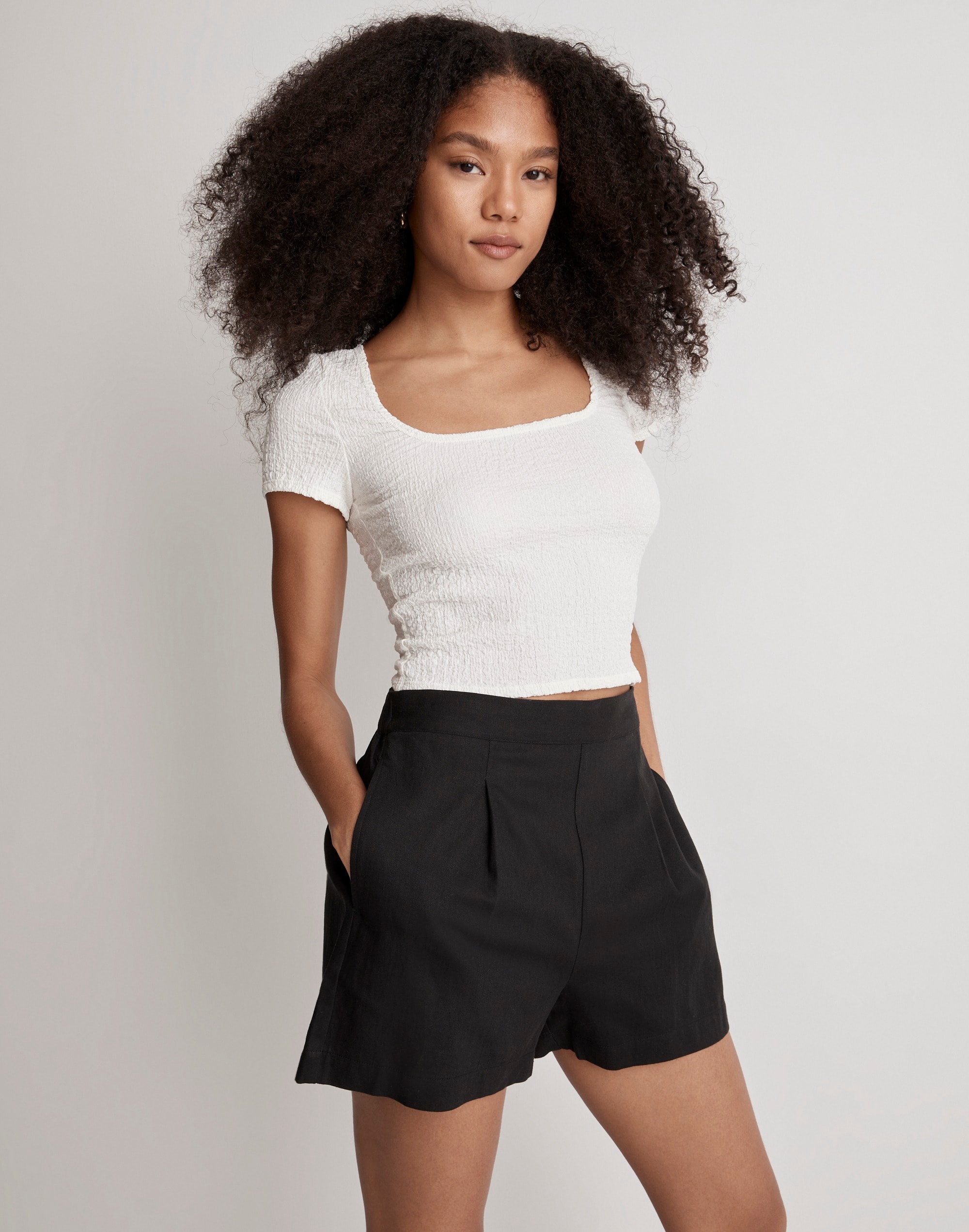 Clean Pull-On Shorts in Linen-Cotton