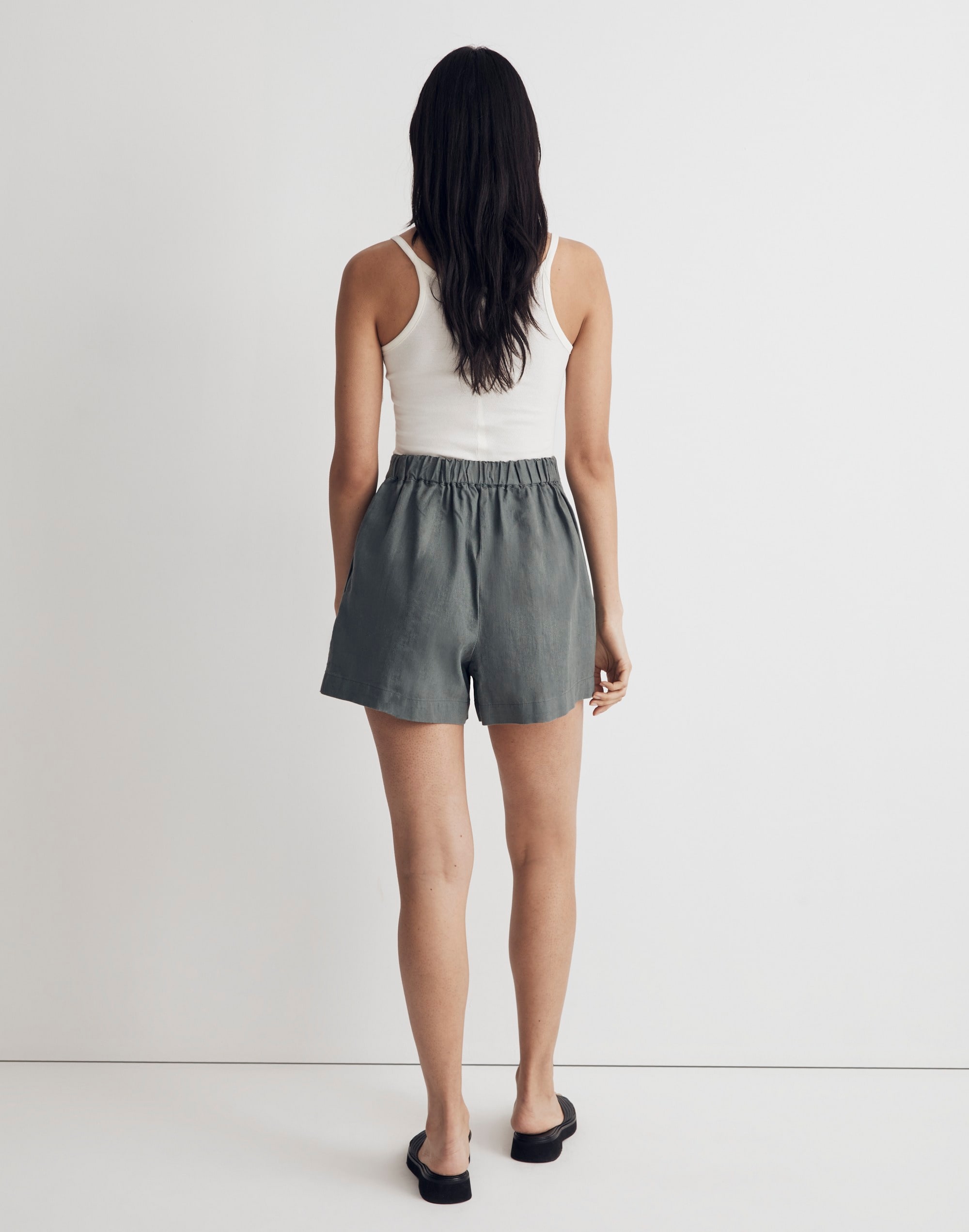 Clean Pull-On Shorts in Linen-Cotton