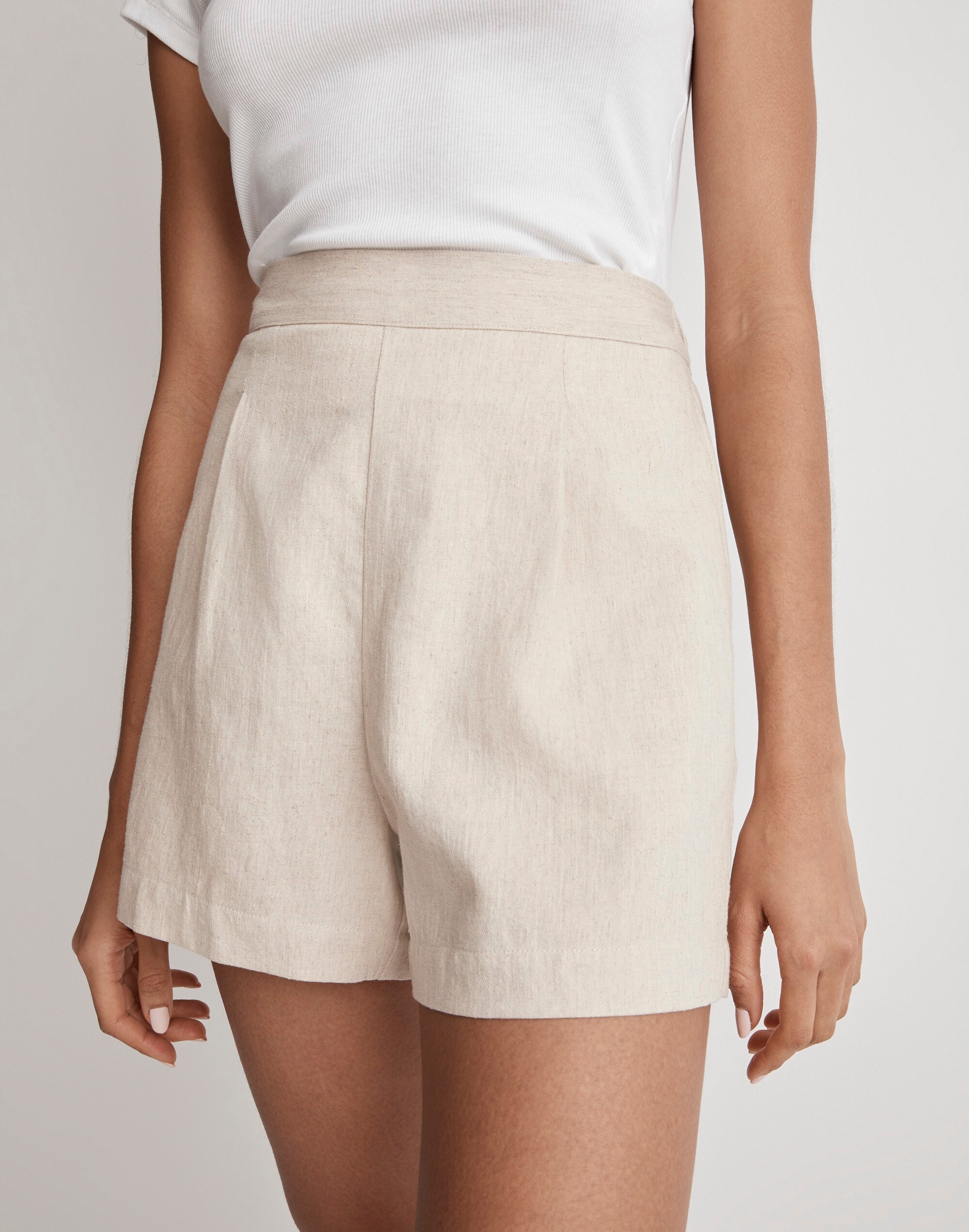Clean Pull-On Shorts in Linen-Cotton