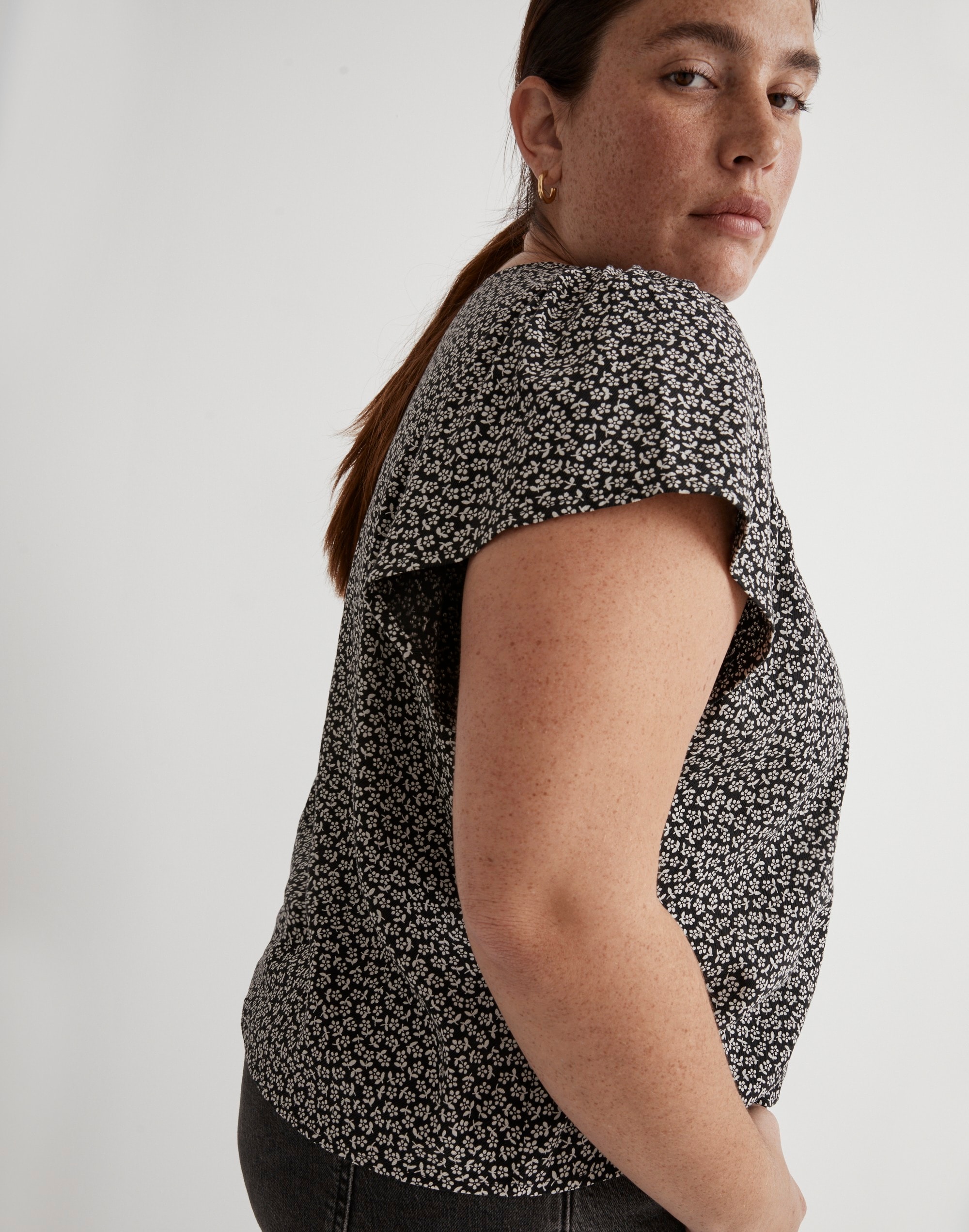 Plus Flutter-Sleeve Crop Top in Micro Daisy