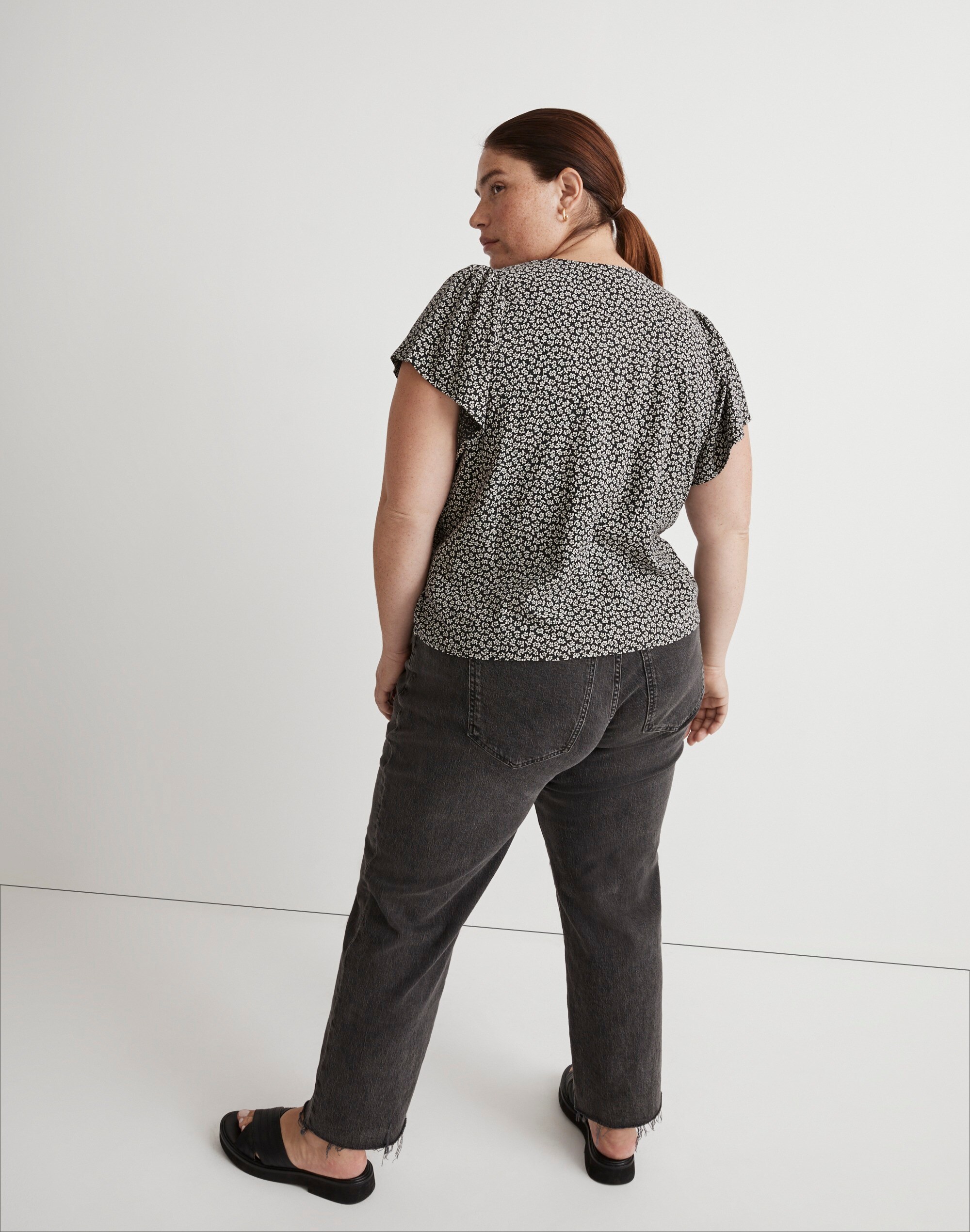 Plus Flutter-Sleeve Crop Top in Micro Daisy