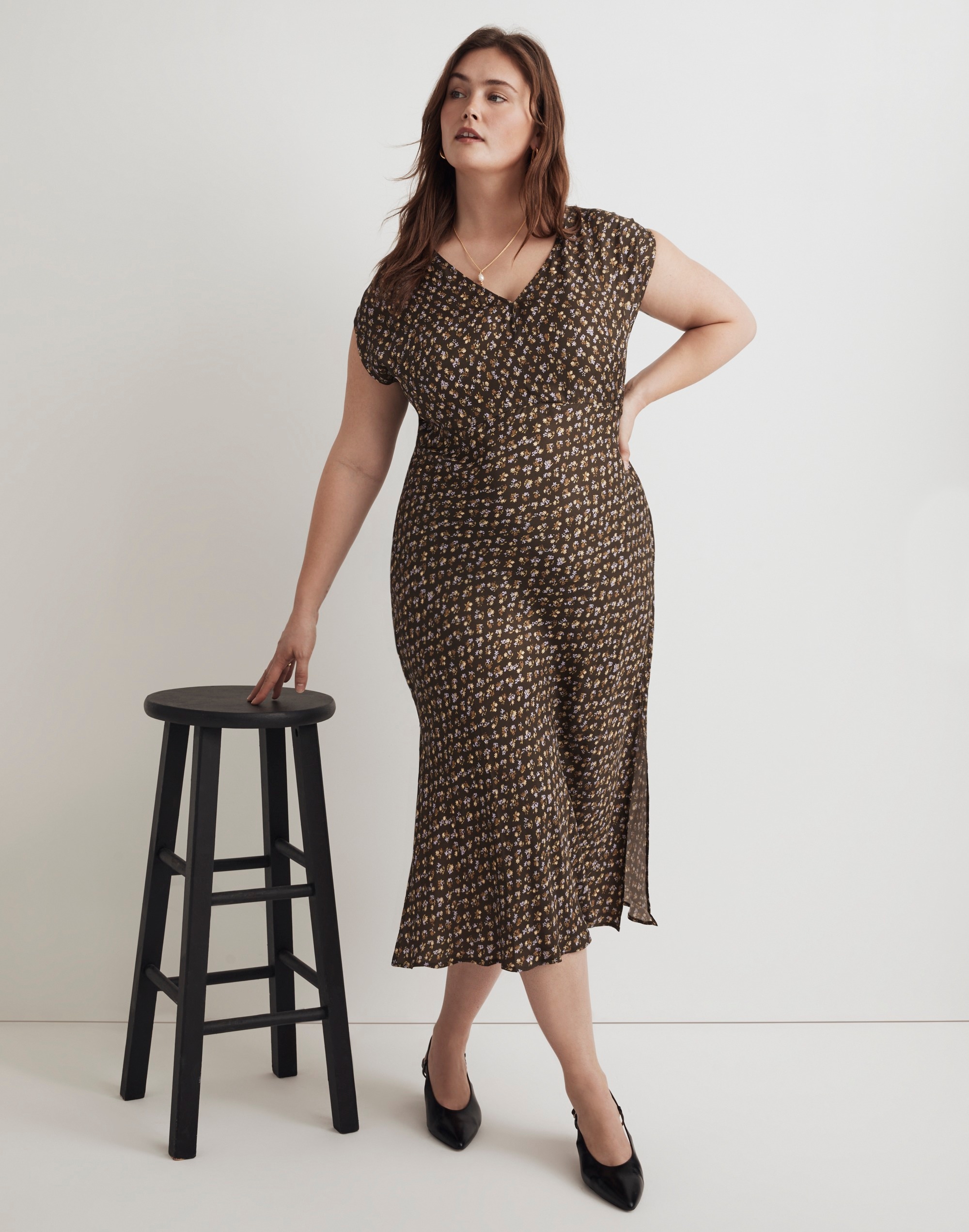 plus wide v-neck midi dress in floral cupro-blend