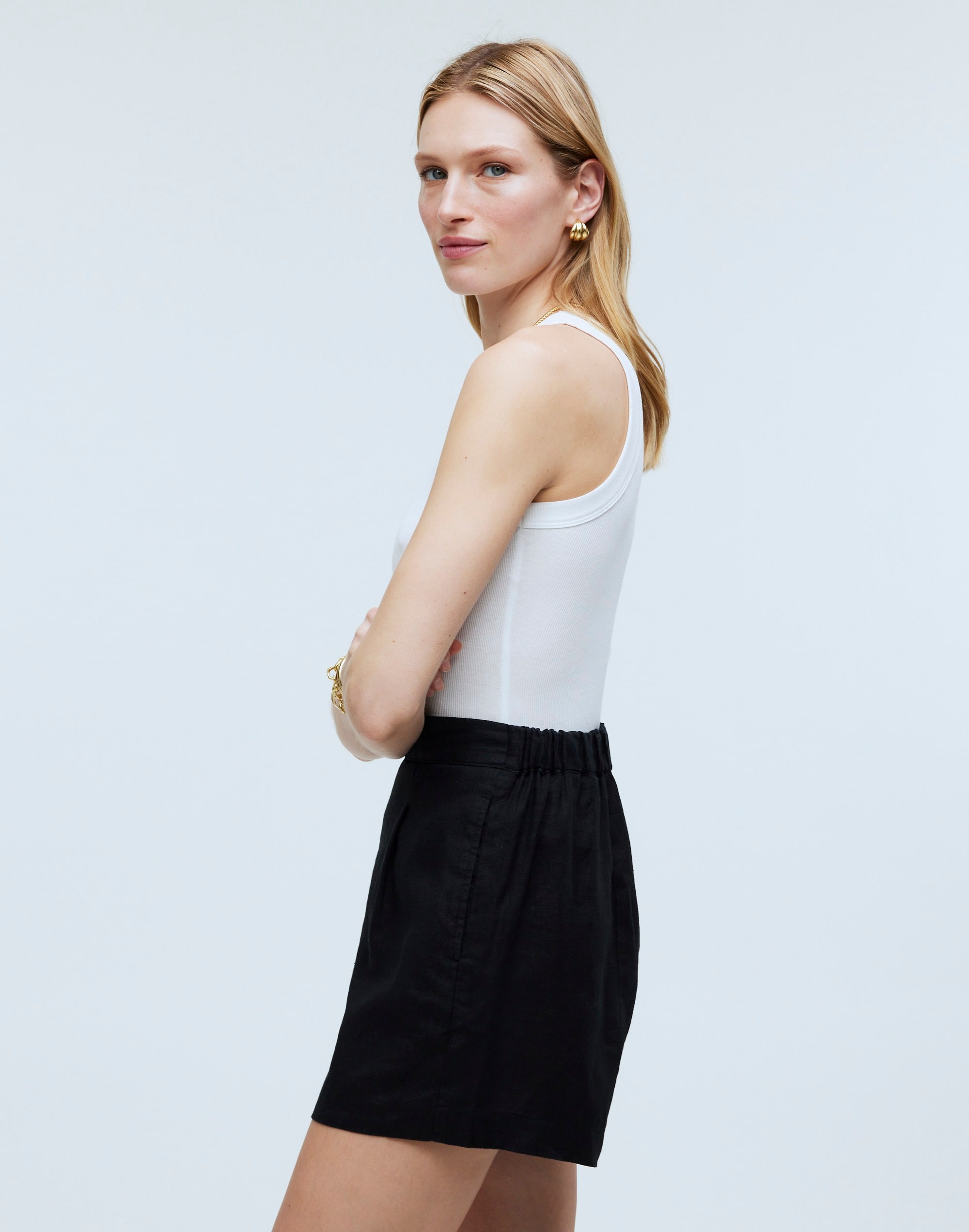 Clean Pull-On Shorts in 100% Linen