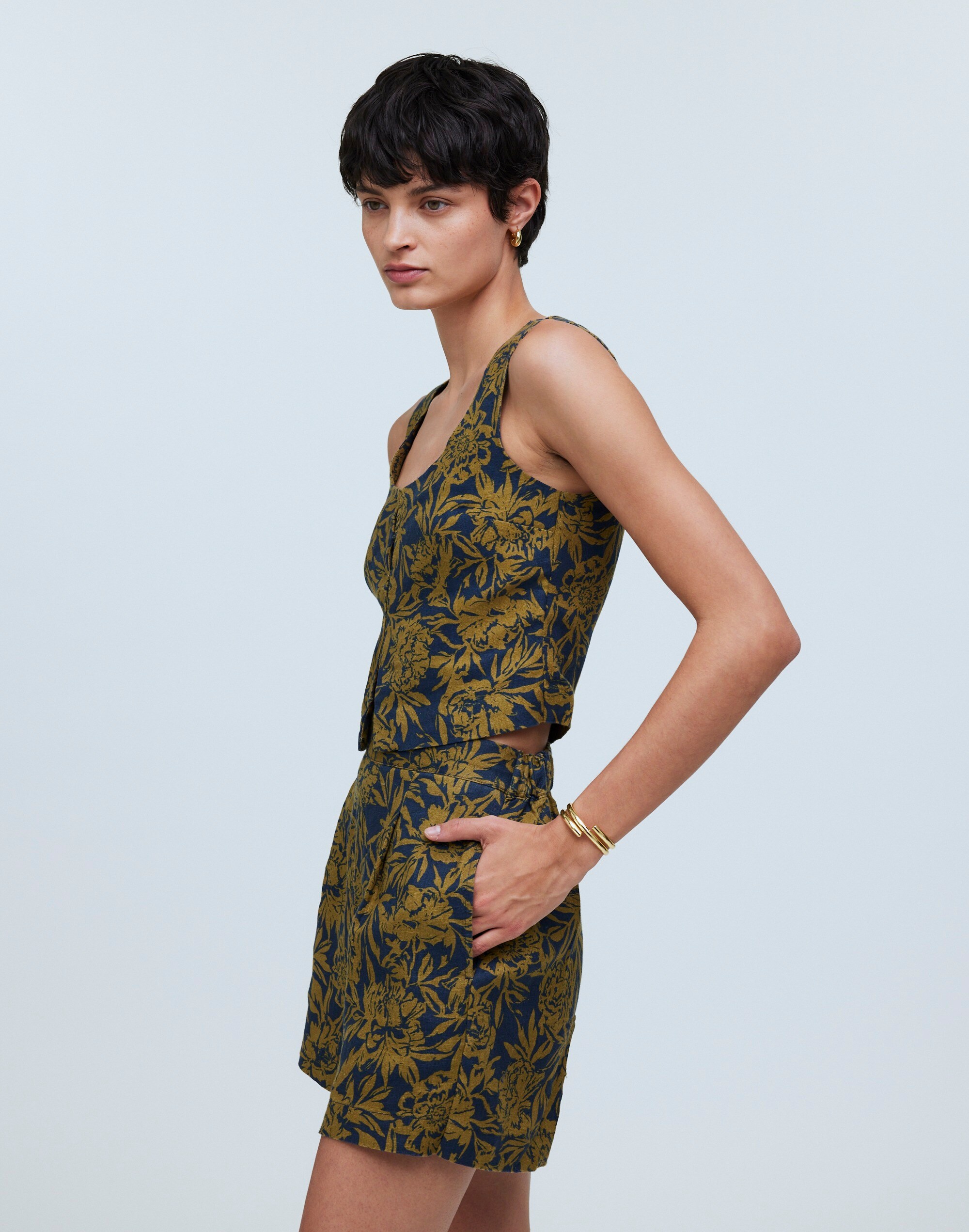 Clean Pull-On Shorts in 100% Linen