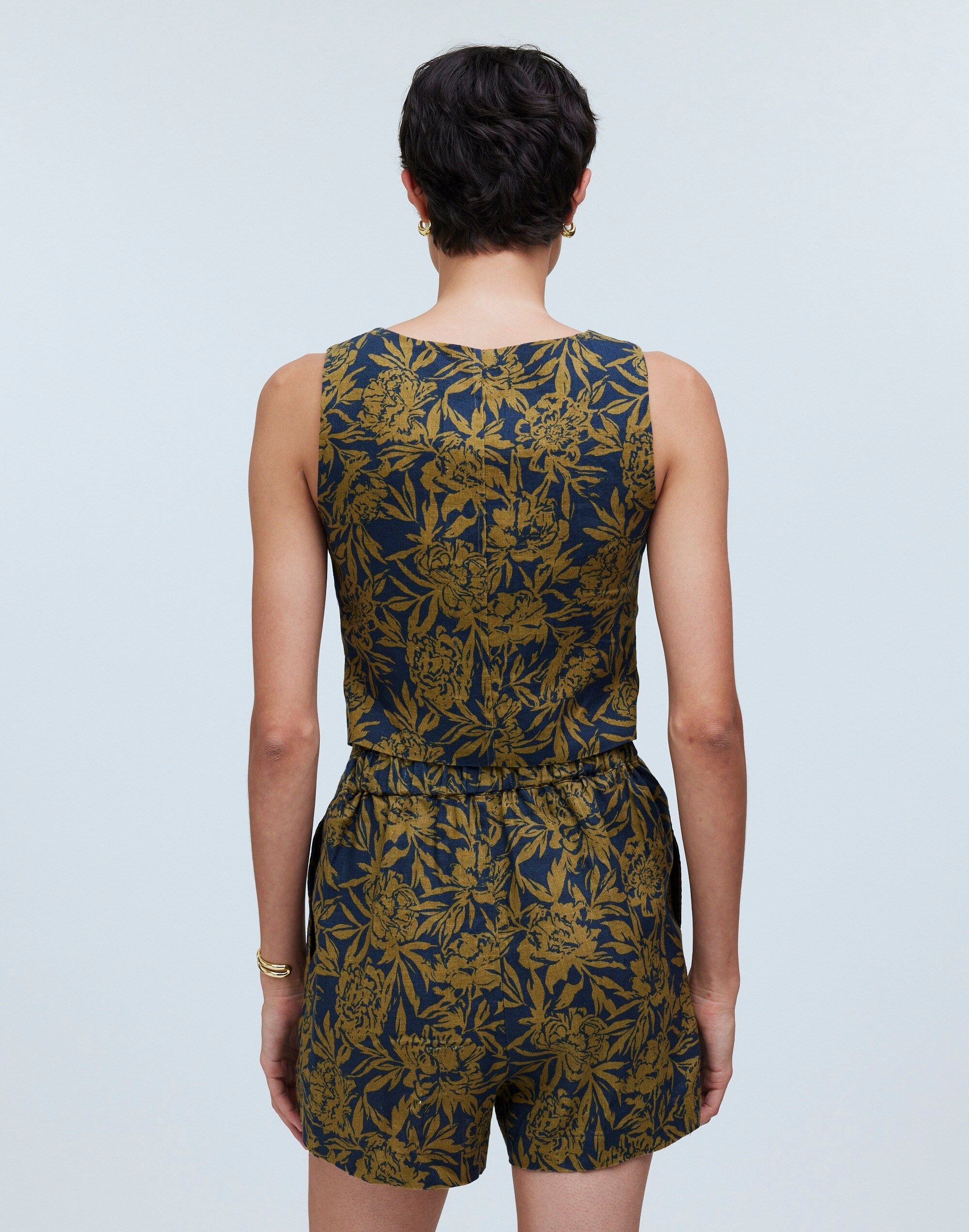 Clean Pull-On Shorts in 100% Linen