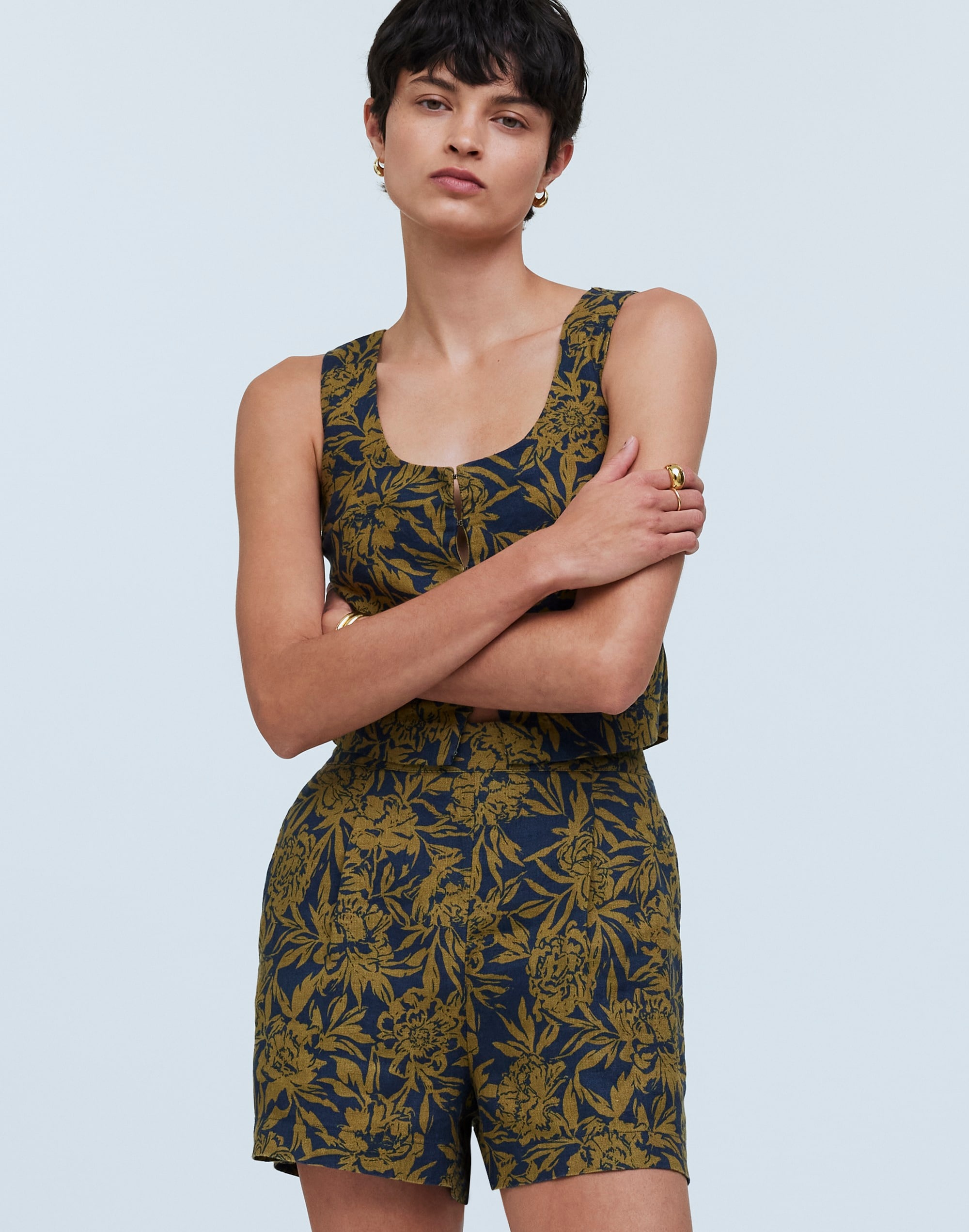 Clean Pull-On Shorts in 100% Linen