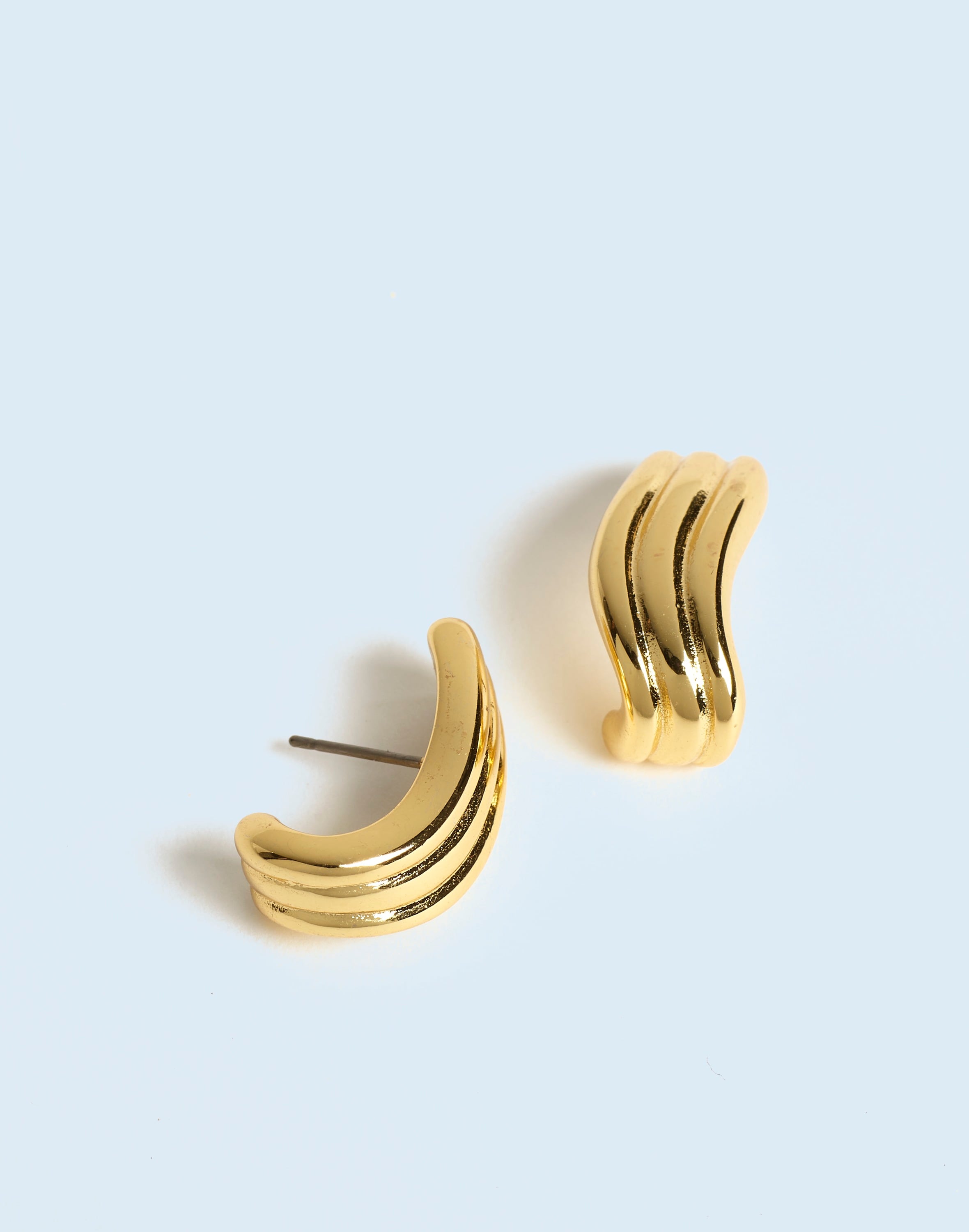 Mw Ribbed Wavy Statement Earrings In Gold