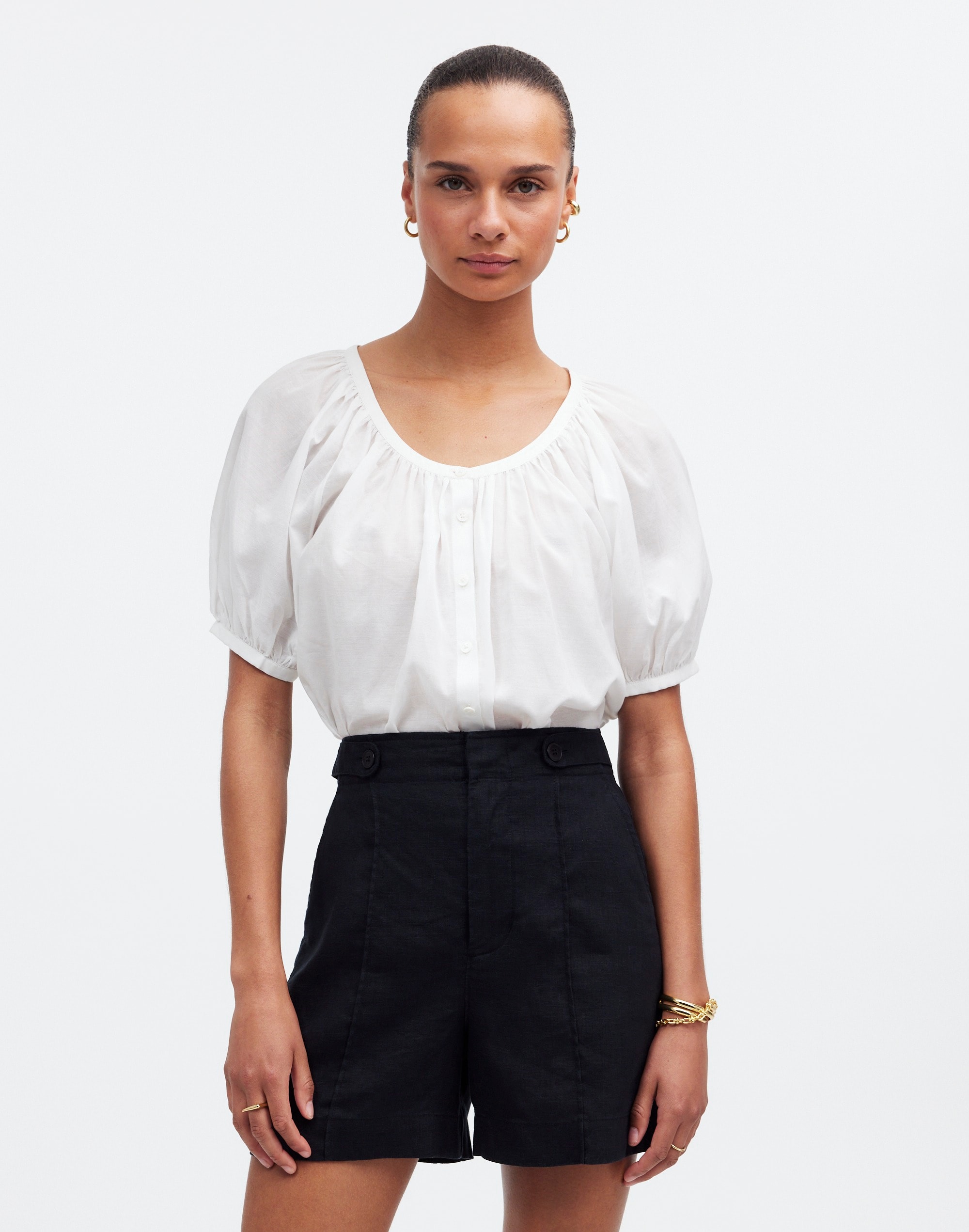 Clean Button-Tab Shorts in 100% Linen