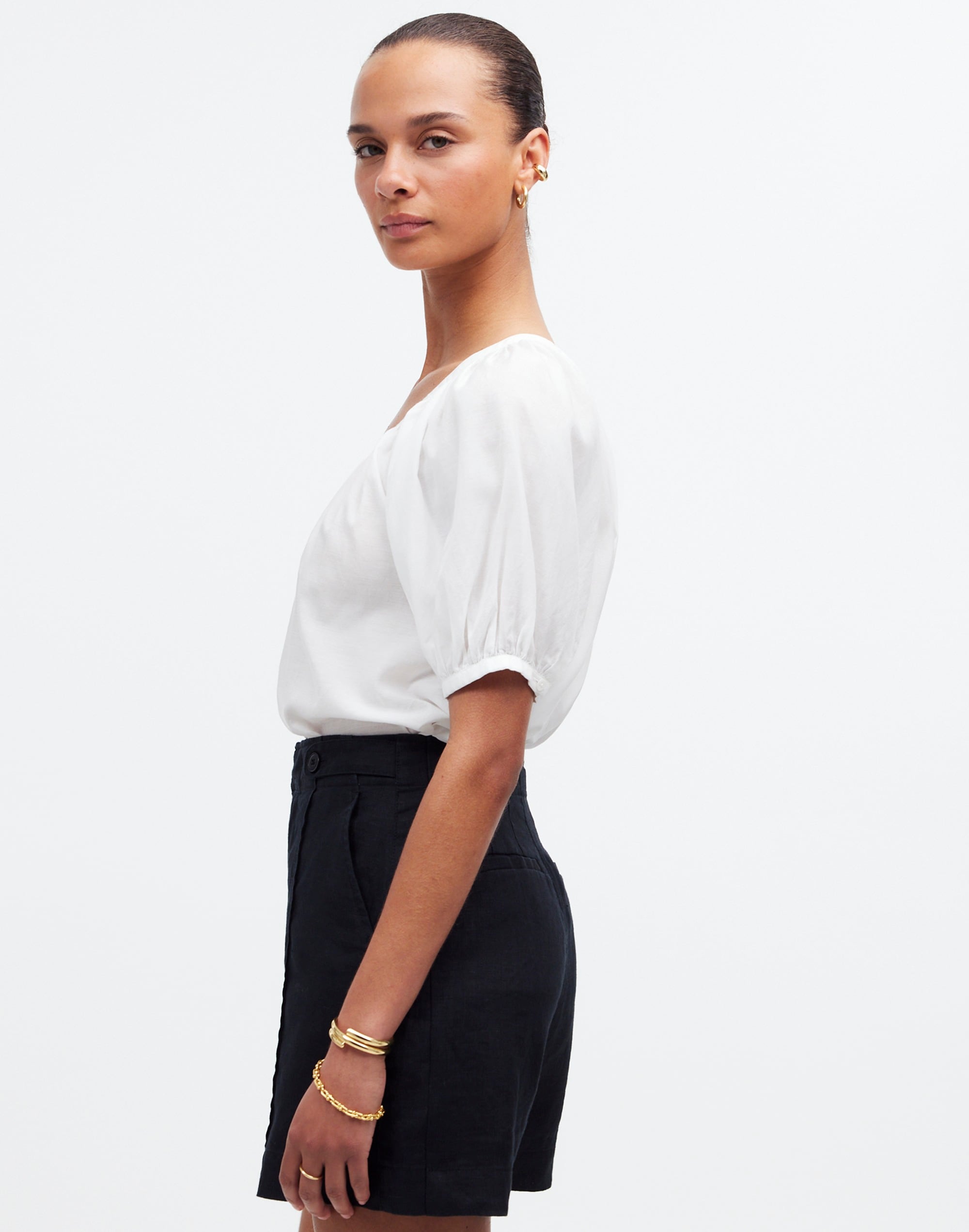 Clean Button-Tab Shorts in 100% Linen