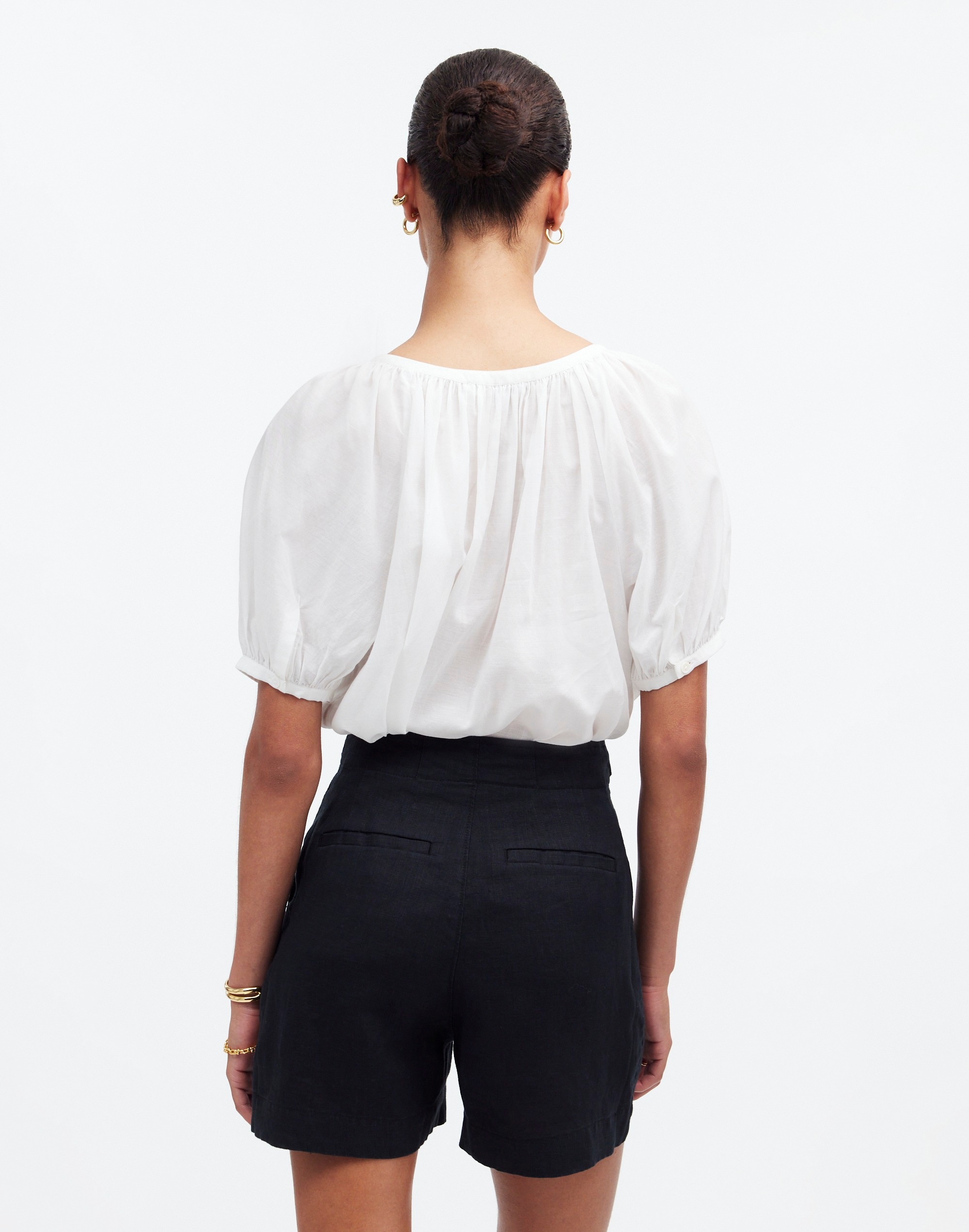 Clean Button-Tab Shorts in 100% Linen