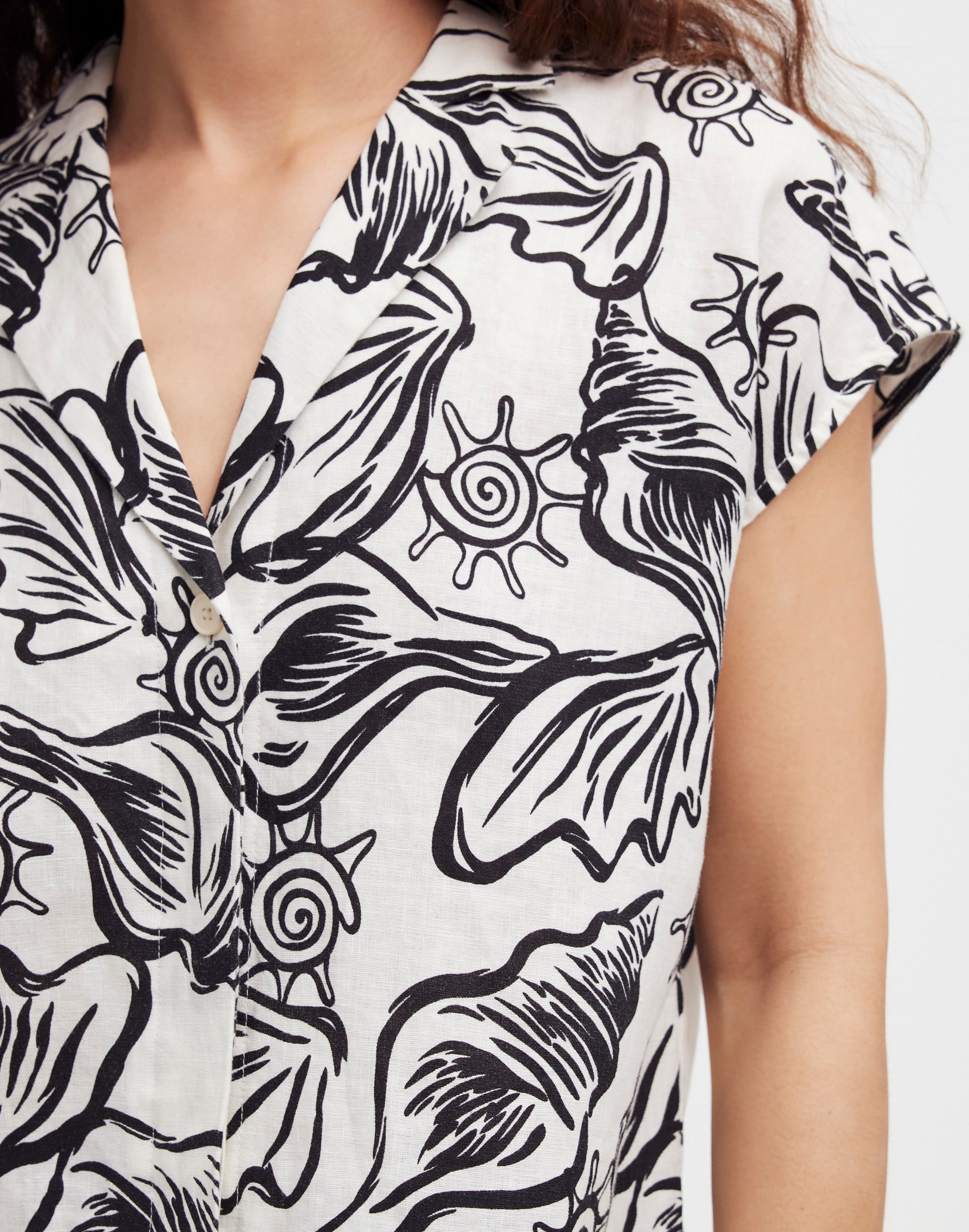 Boxy Cap-Sleeve Shirt in 100% Linen in lighthouse image 5