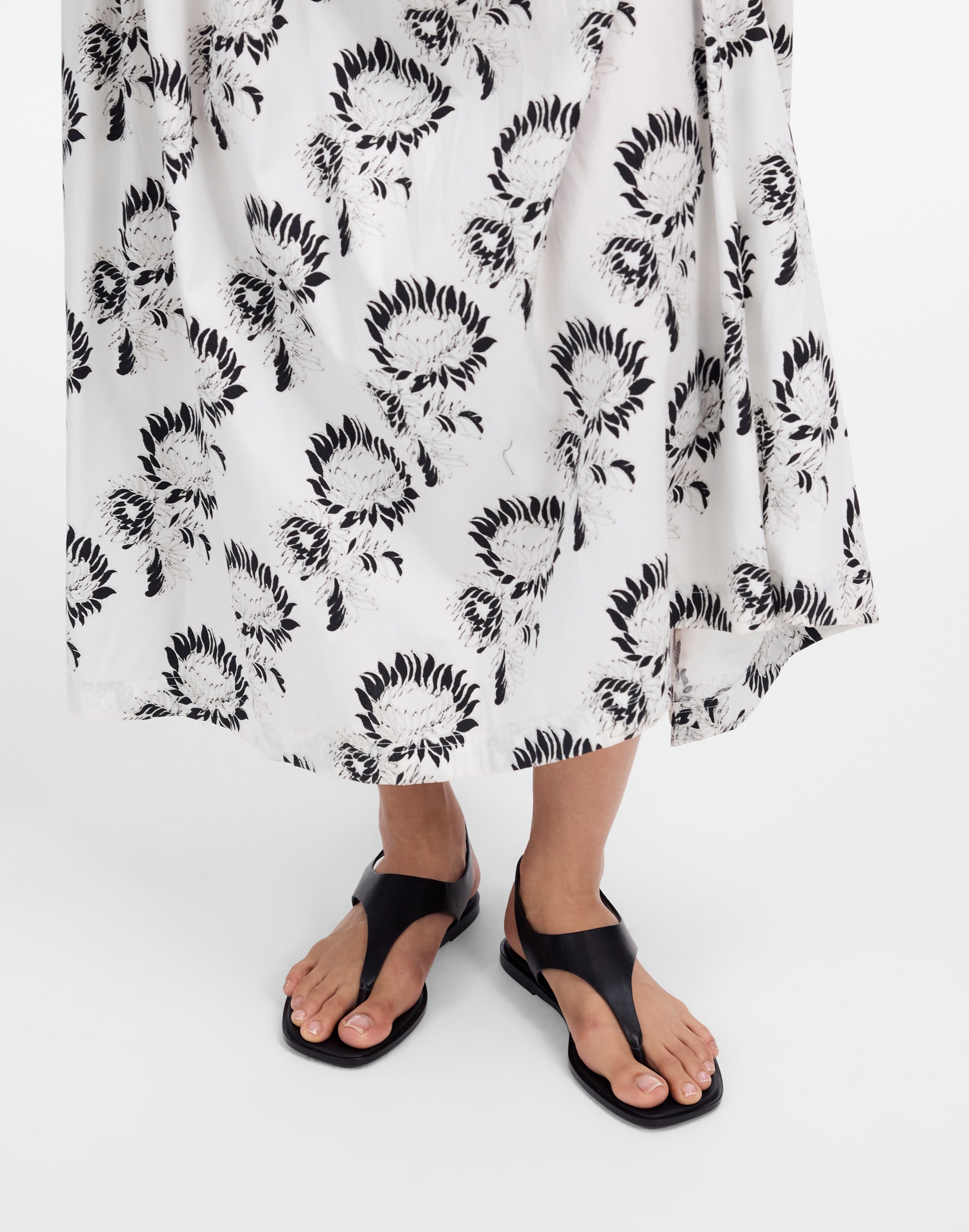 The Kira Covered Thong Sandal in Leather Alternate Image 4