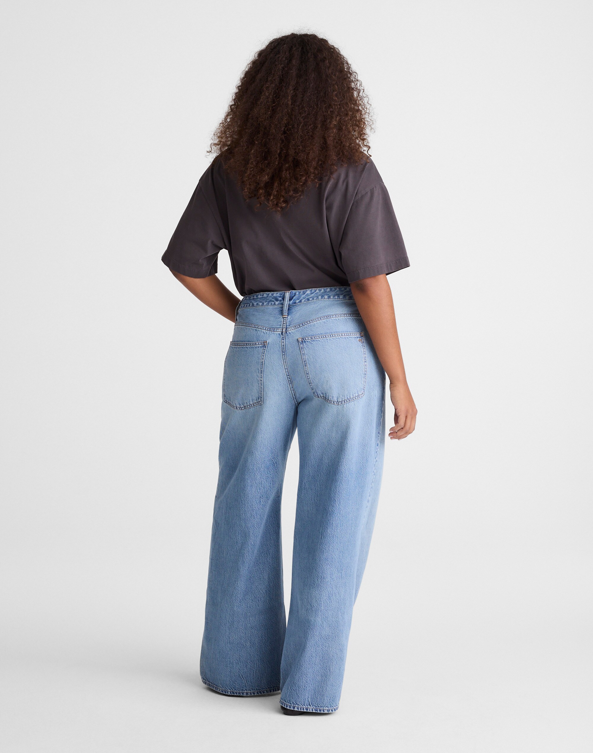 The Curvy Ultimate Wide-Leg Jean in Airy Denim