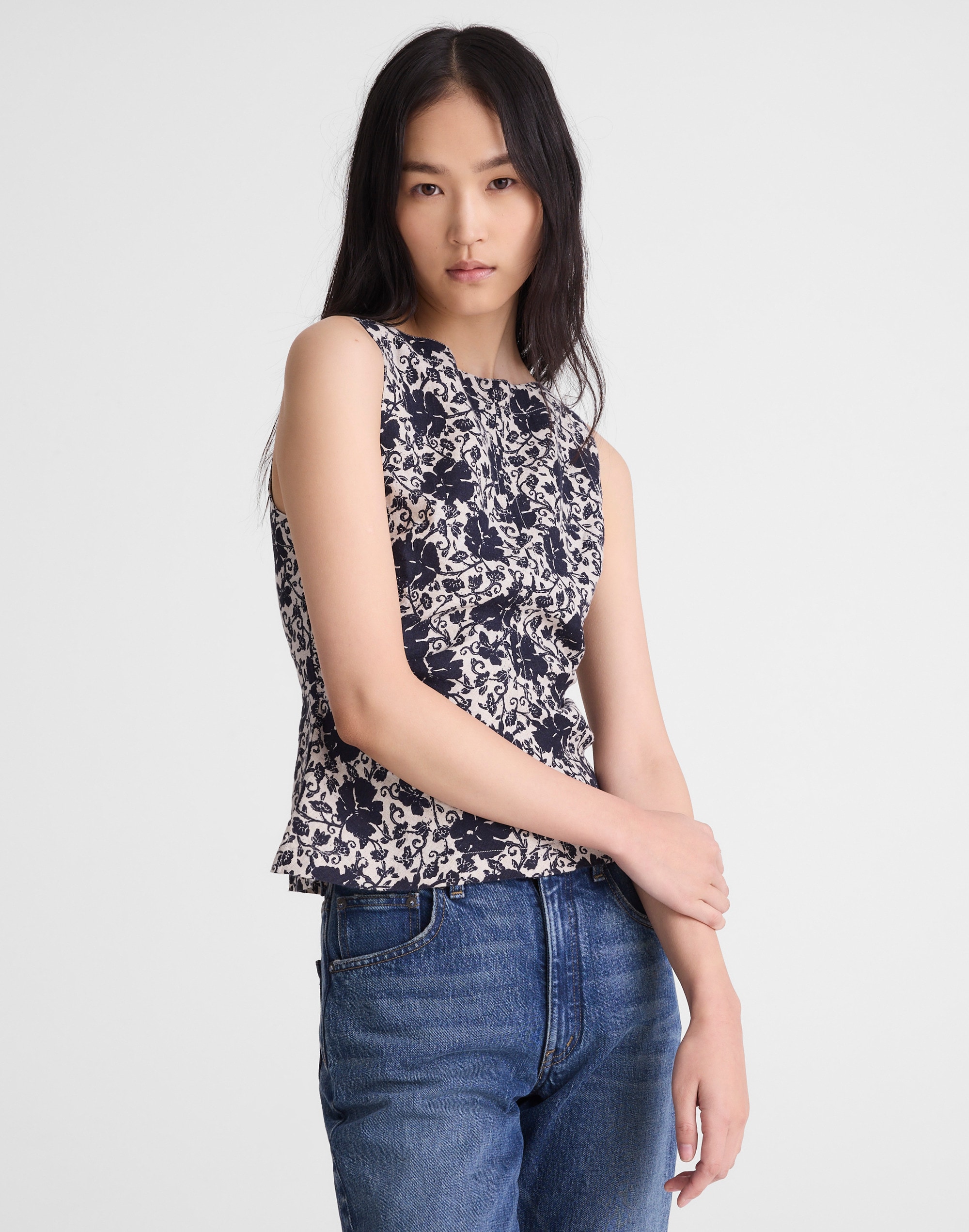 cinched boatneck sleeveless top in 100% linen