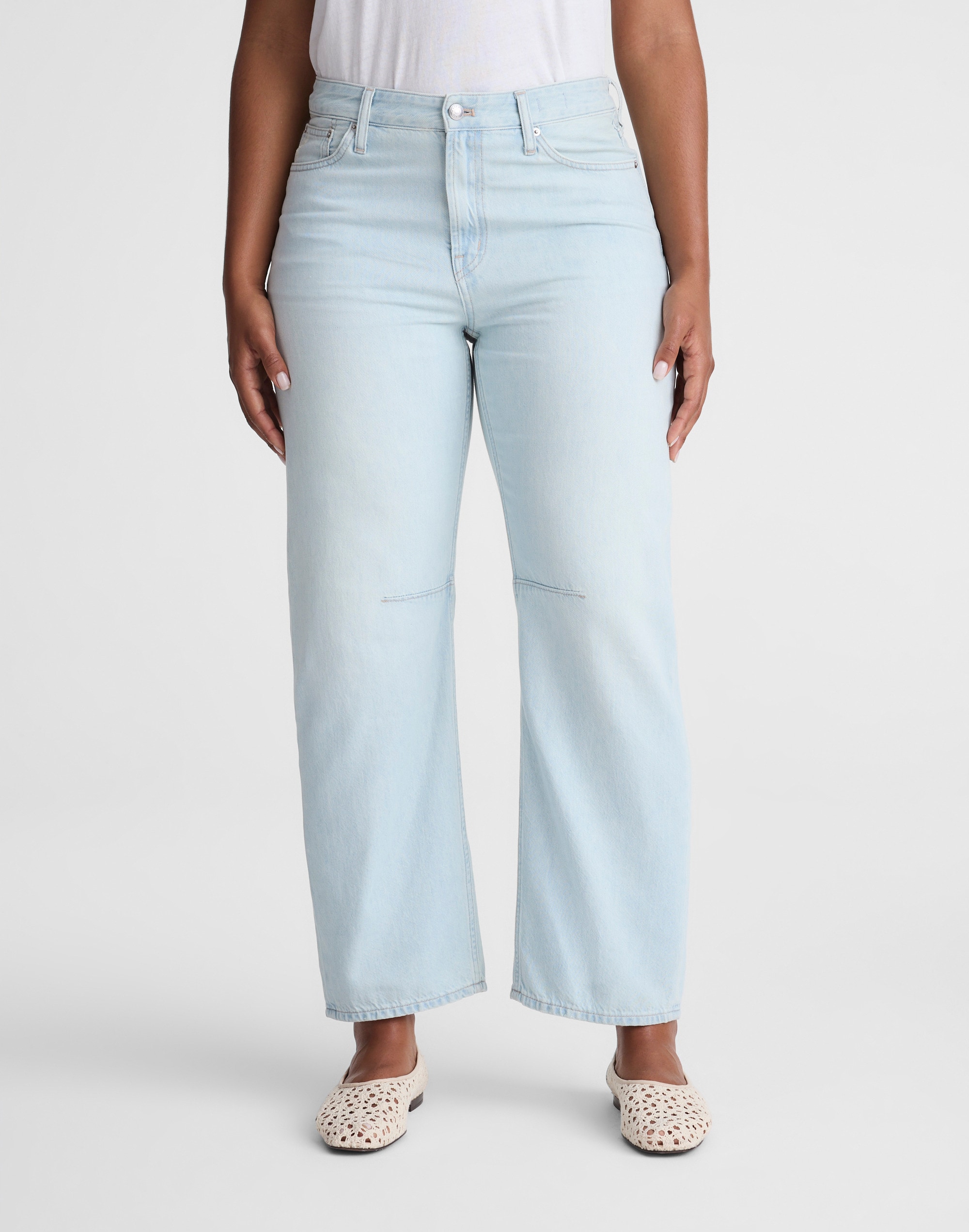 The Curvy Darted Barrel-Leg Jean in Airy Denim