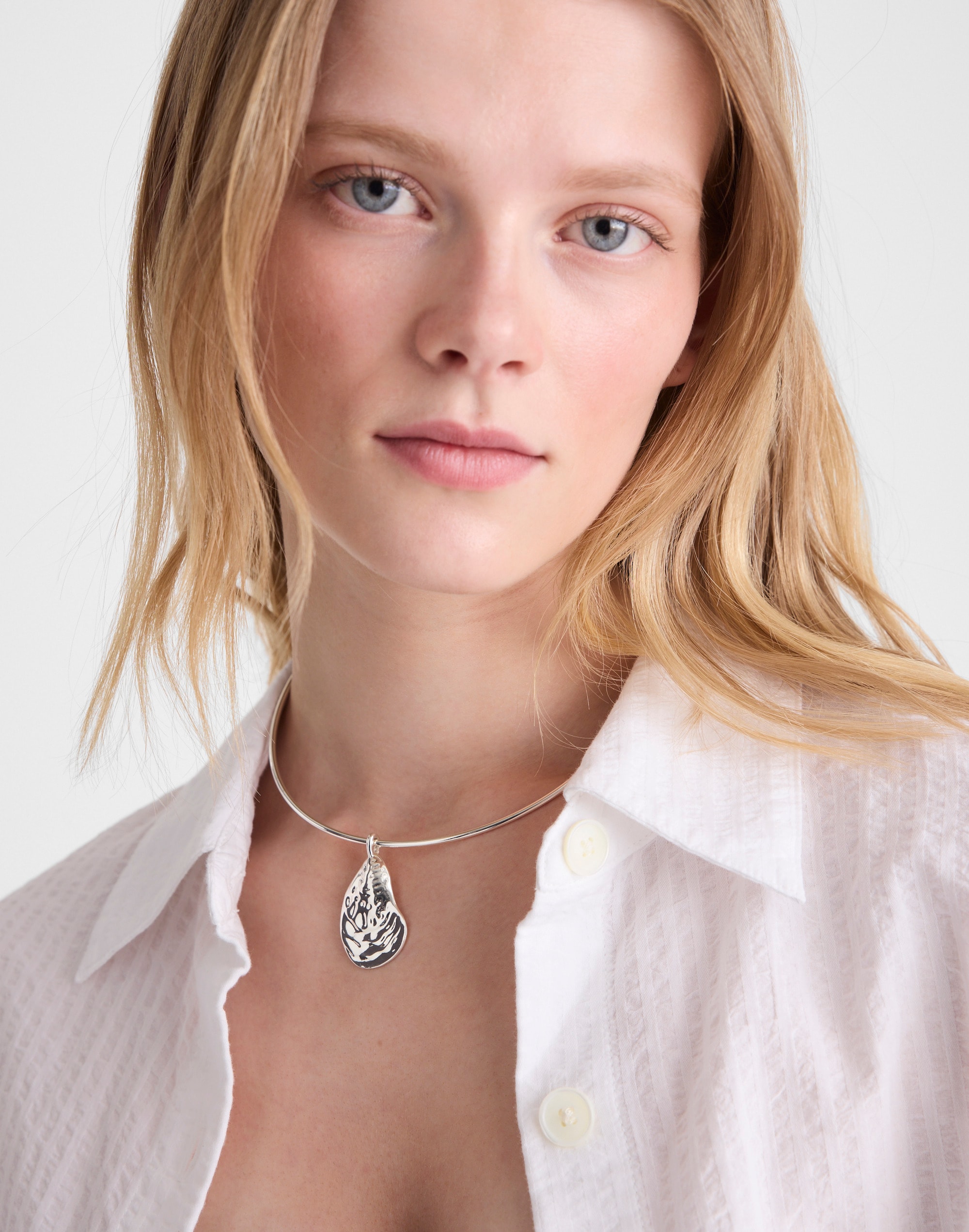 Shell Wire Choker Necklace