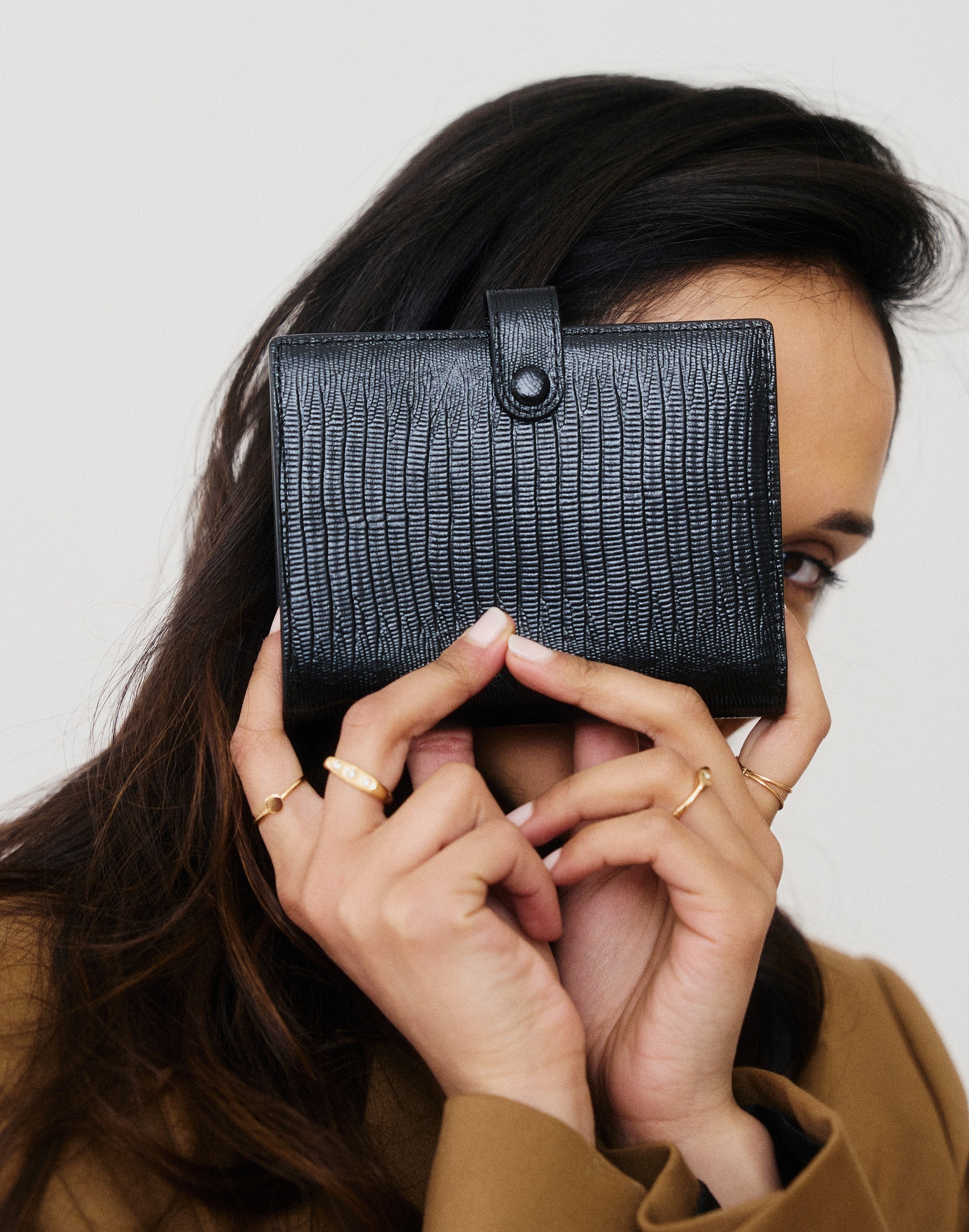 hyer goods traveler's wallet with coin pocket- black lizard